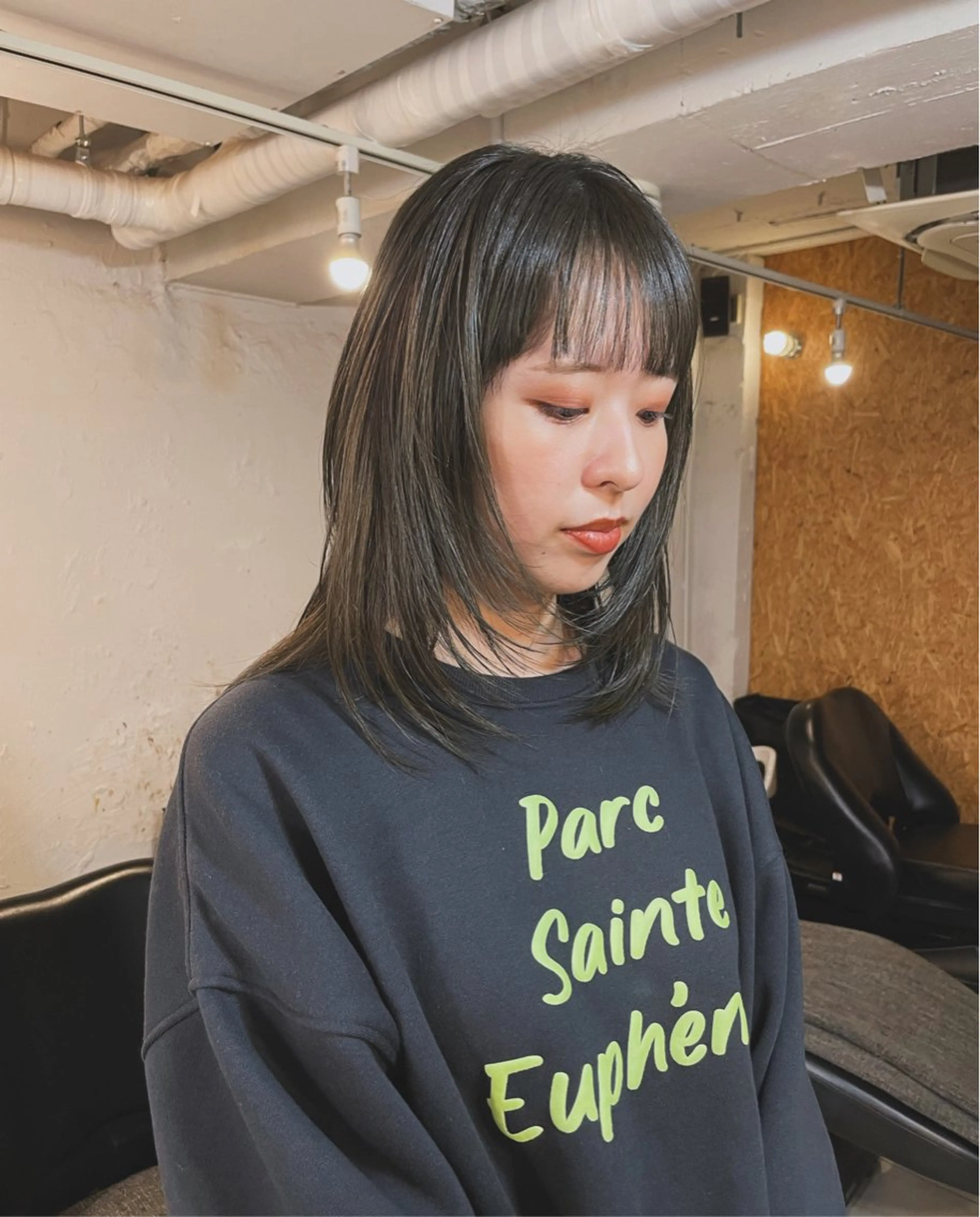 ミディアム カラー レイヤー　べージュ 白石研太のヘアスタイル