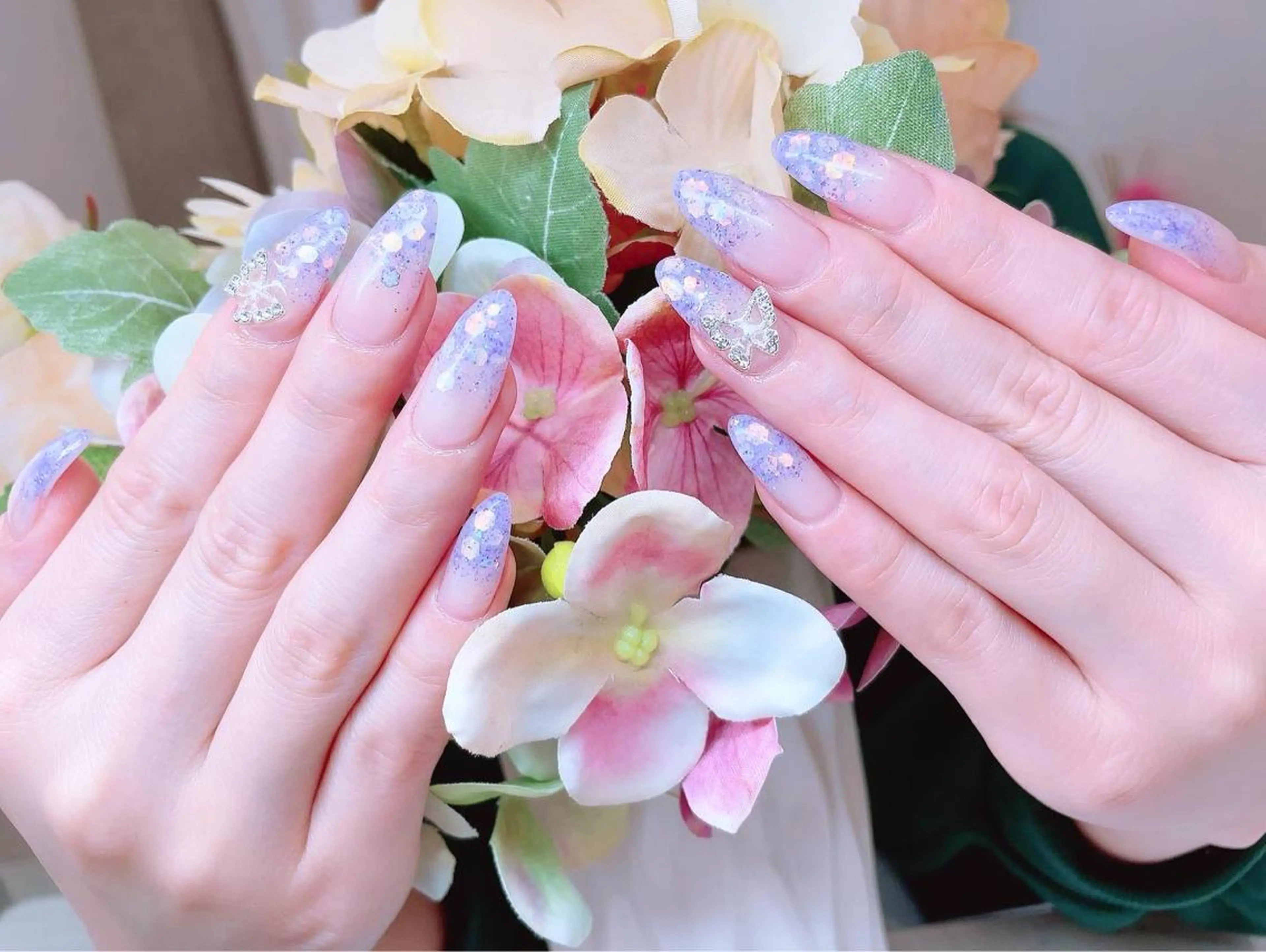 ネイル オーロラネイル ブルー フラワーネイル ジェルネイル グラデーション Lilas Nailのネイルデザイン