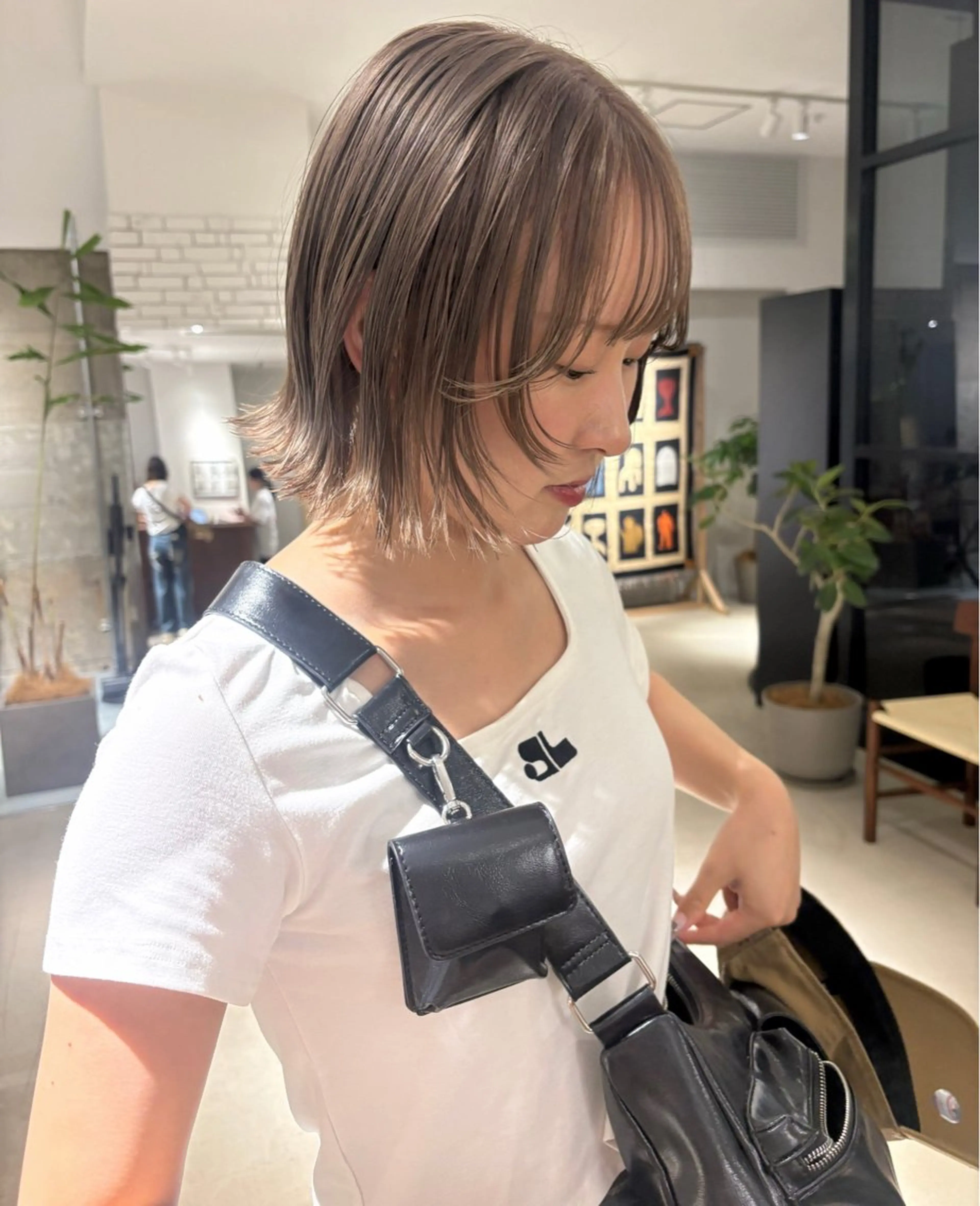 ショート カラー ベージュカラー ブリーチ ミルクティーベージュ カット ヘアカラー Yui⭐️ 透け感カラーのヘアスタイル