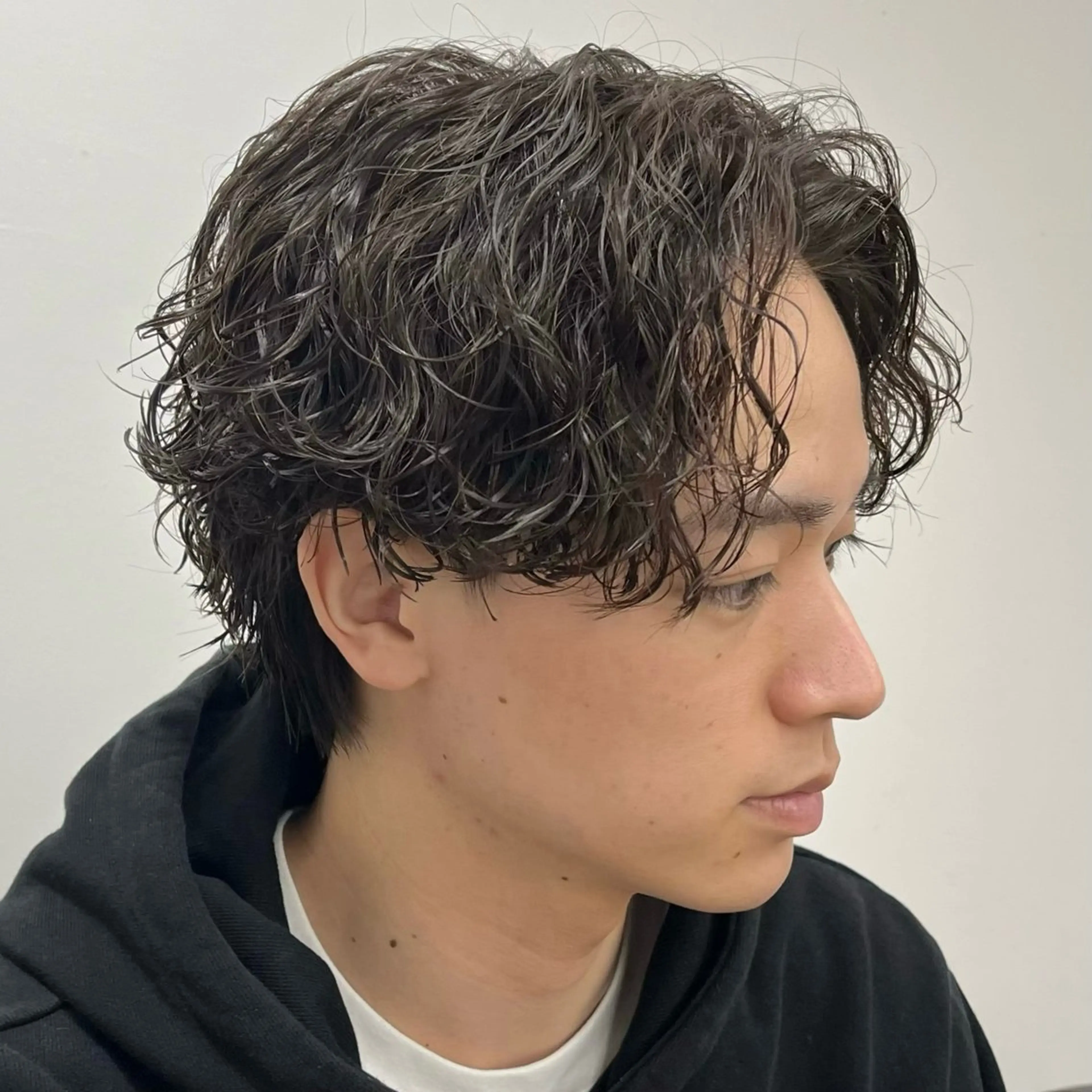 ミディアム パーマ メンズ ミディアムパーマ センターパート メンズパーマ スペインカール ツイストスパイラルパーマ カット パーマ 立川/メンズパーマ 厚進太郎のヘアスタイル