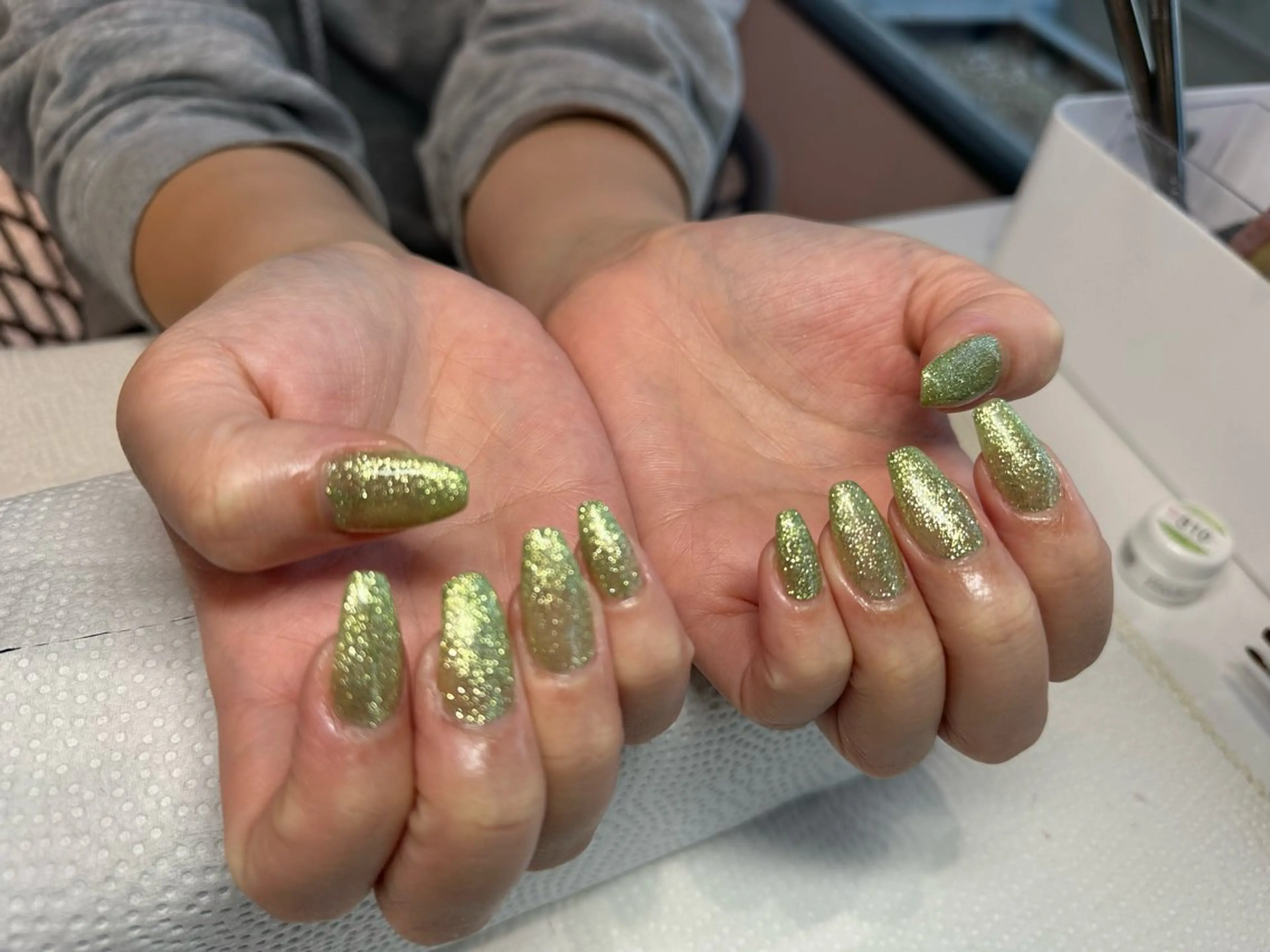 ネイル グリーン キラキラネイル ラメ(グリッター) Roy 心斎橋 IINUMAのネイルデザイン