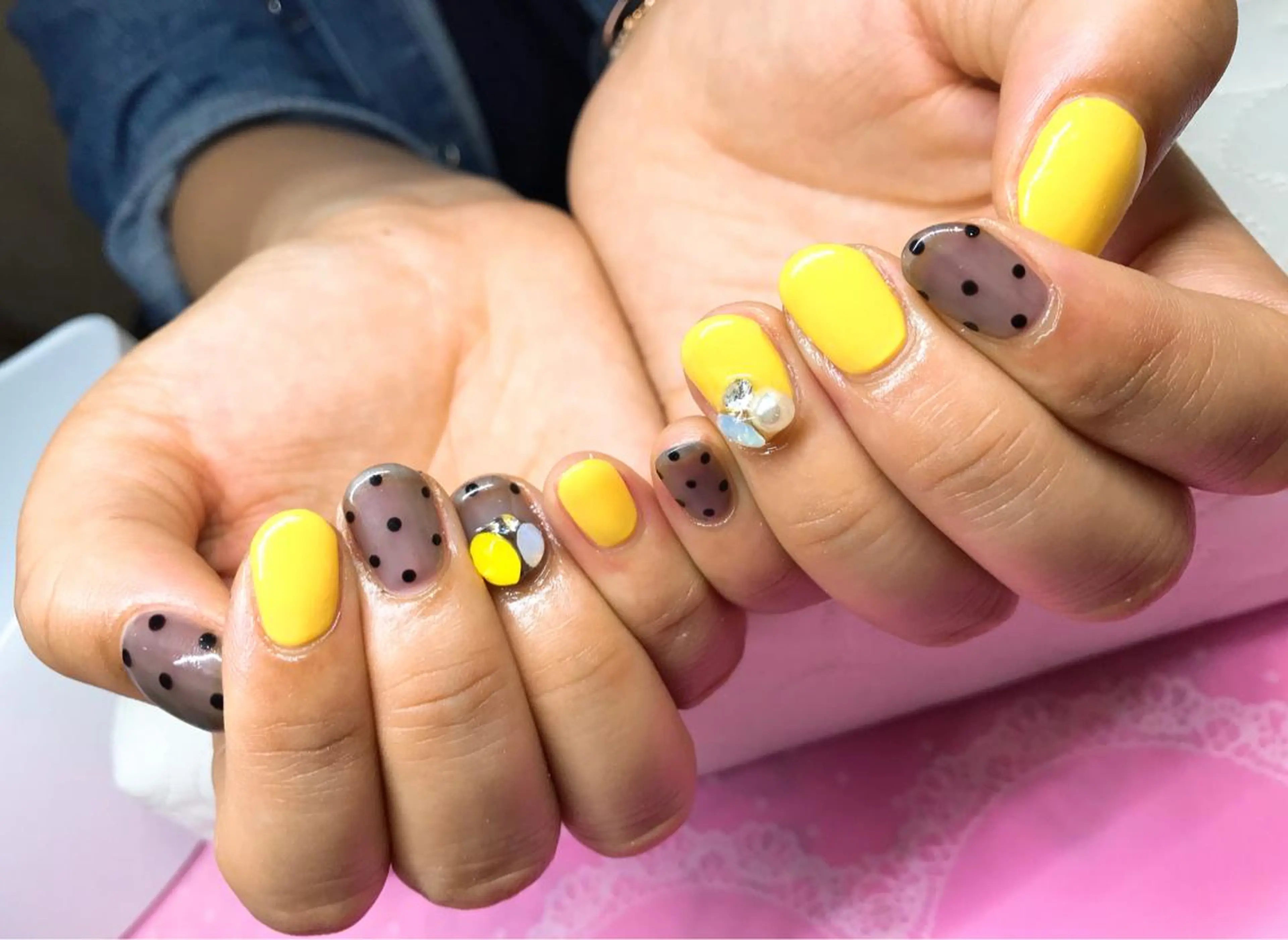 ネイル ドット 黄色 ガール ネイルサロンのネイルデザイン