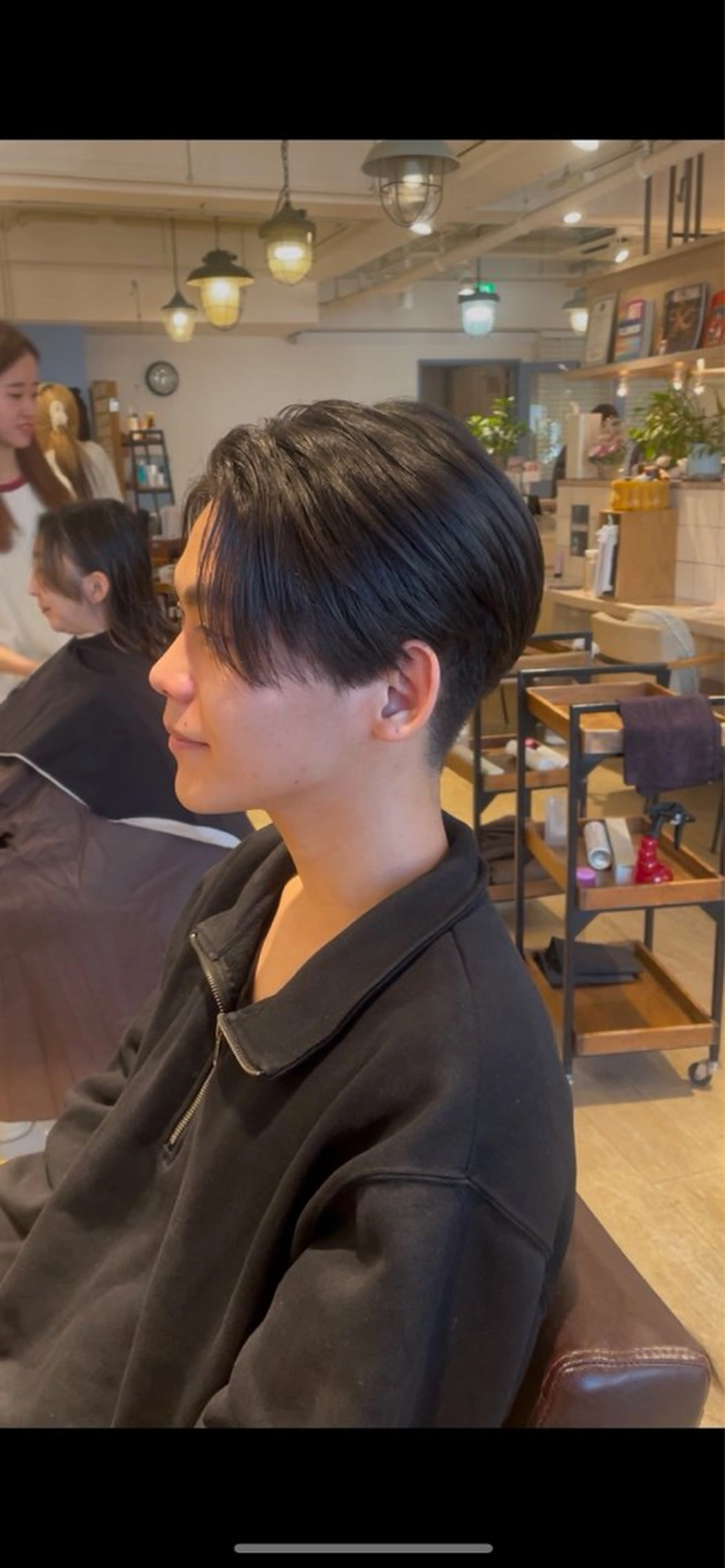 メンズ センターパート メンズ韓国風 山崎 里紗のヘアスタイル