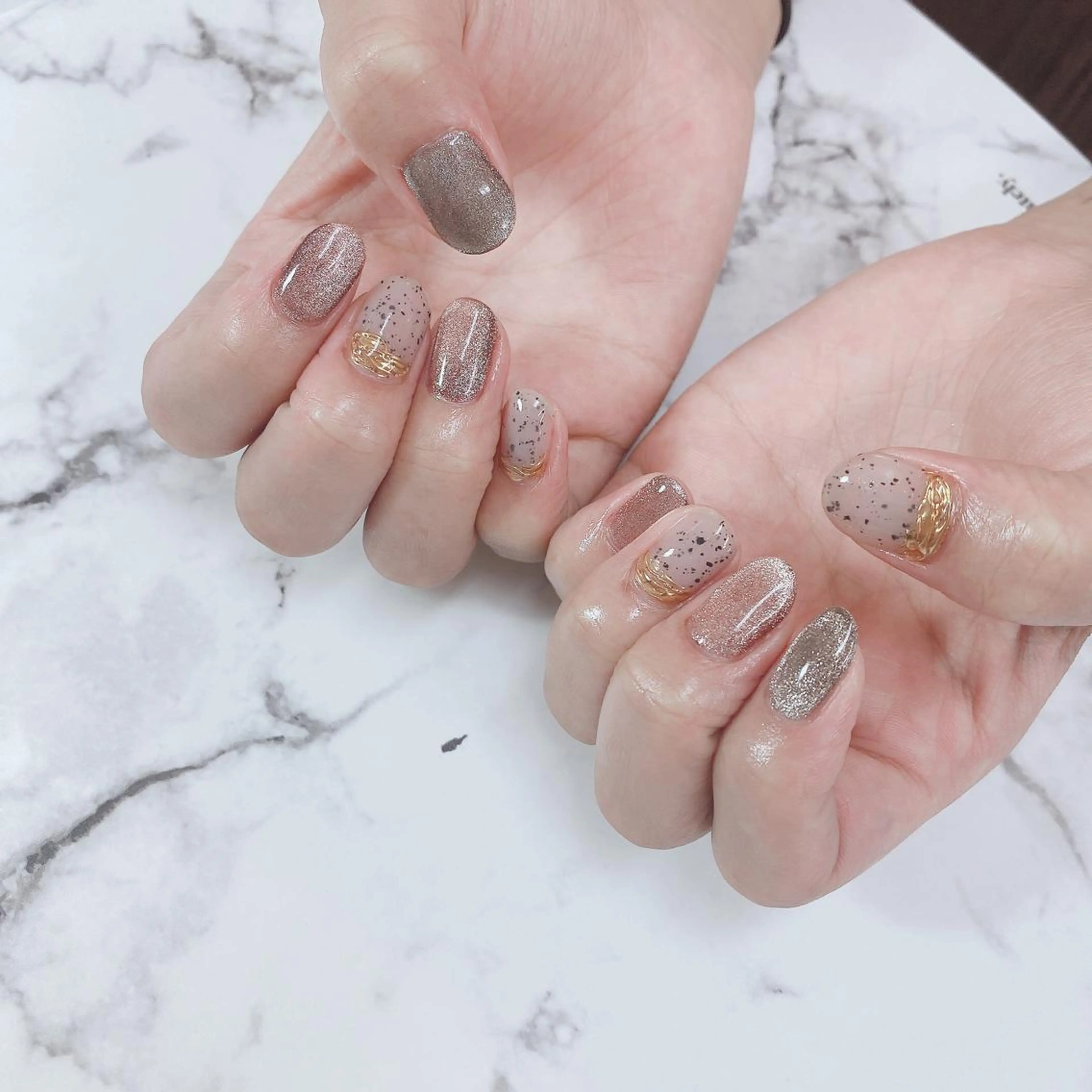 ミディアム ネイル マグネットネイル ミラーネイル 石原 夕華のネイルデザイン