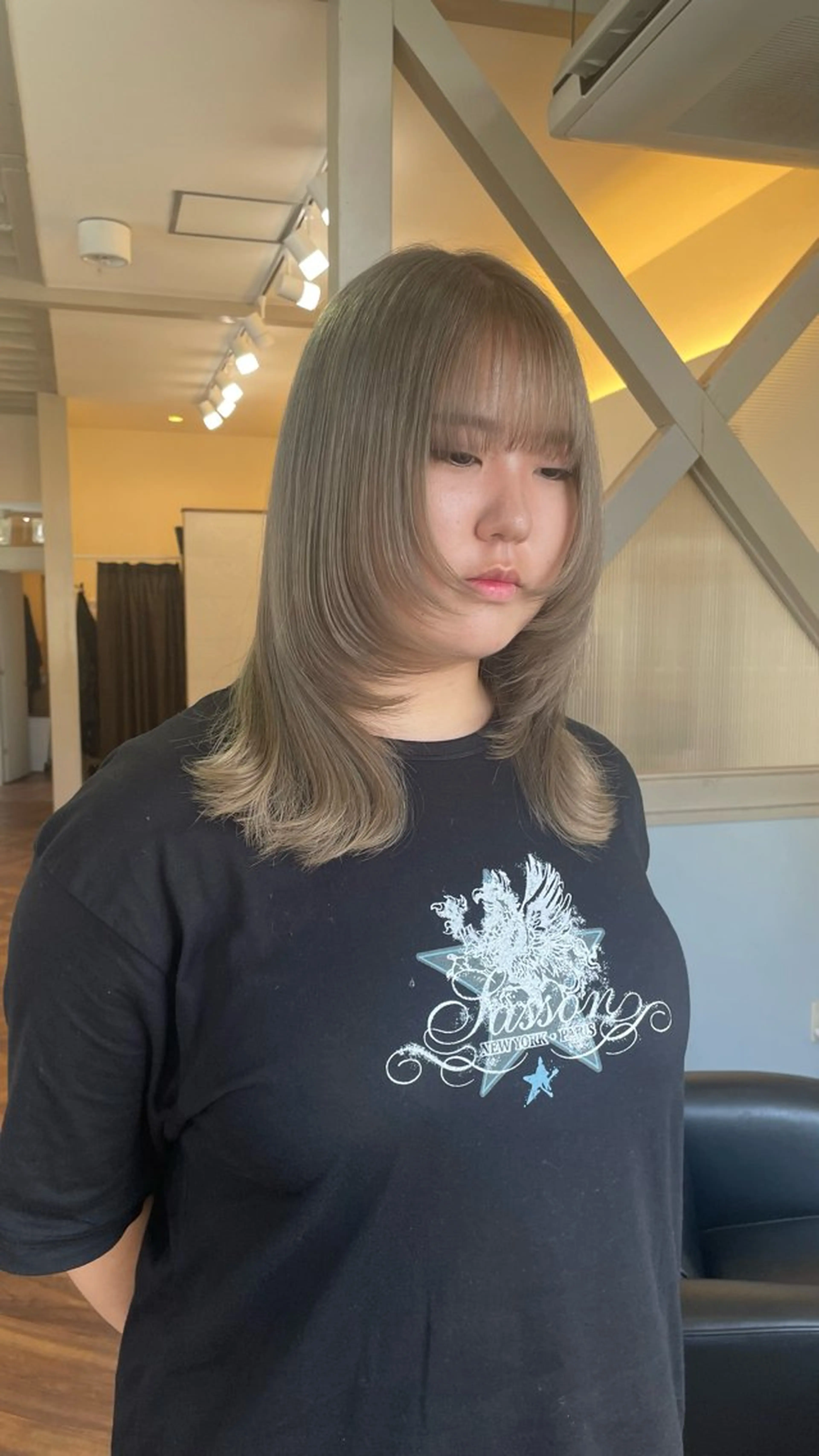 ミディアム カラー ベージュカラー 透明感カラー moe🥣ﾚｲﾔｰ ｶｯﾄ/透明感ｶﾗｰのヘアスタイル