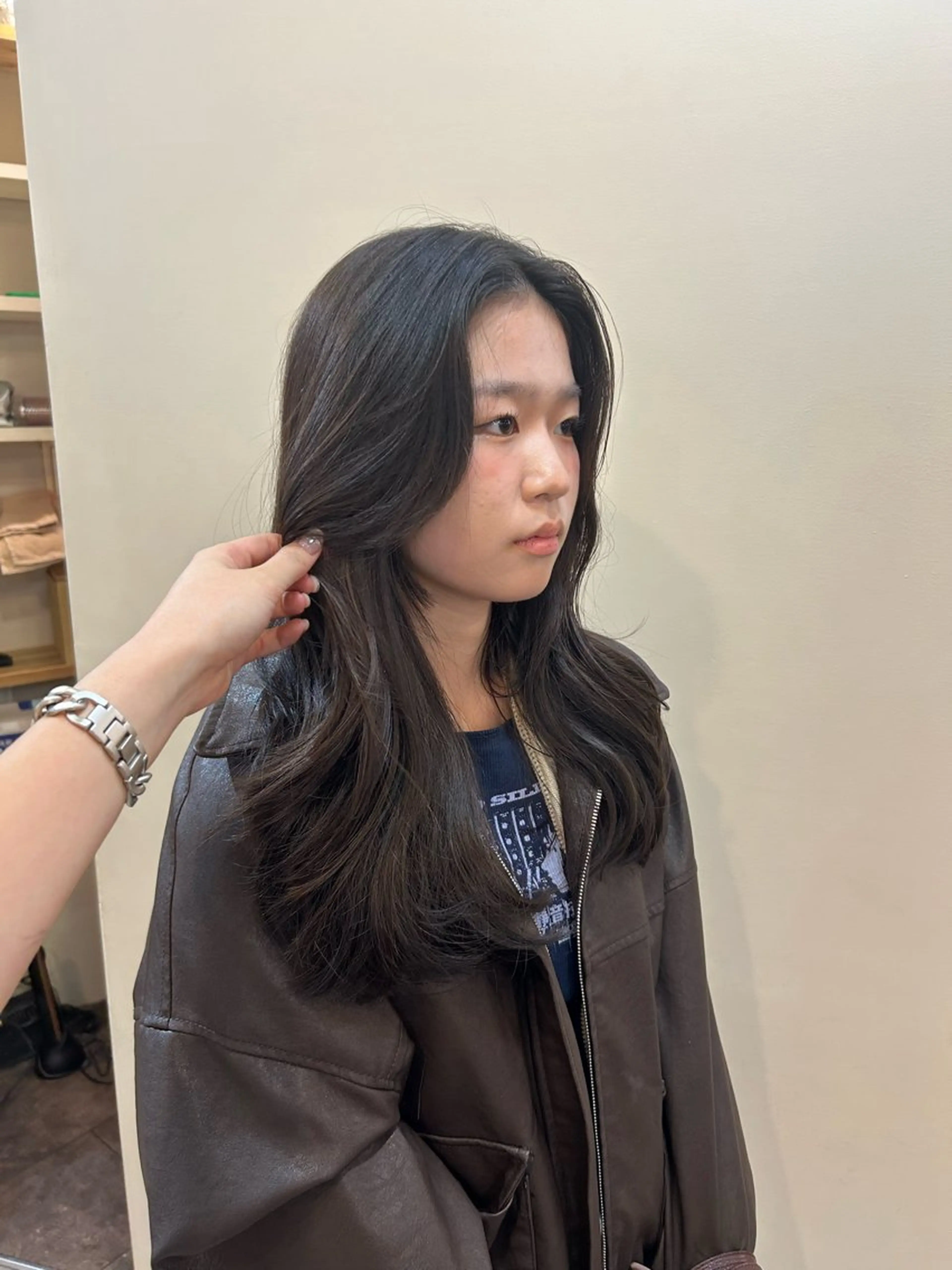 セミロング カット ヘアカラー トリートメント SALOWIN二子玉川South店所属・AYANO ／レイヤー／オリーブのヘアスタイル