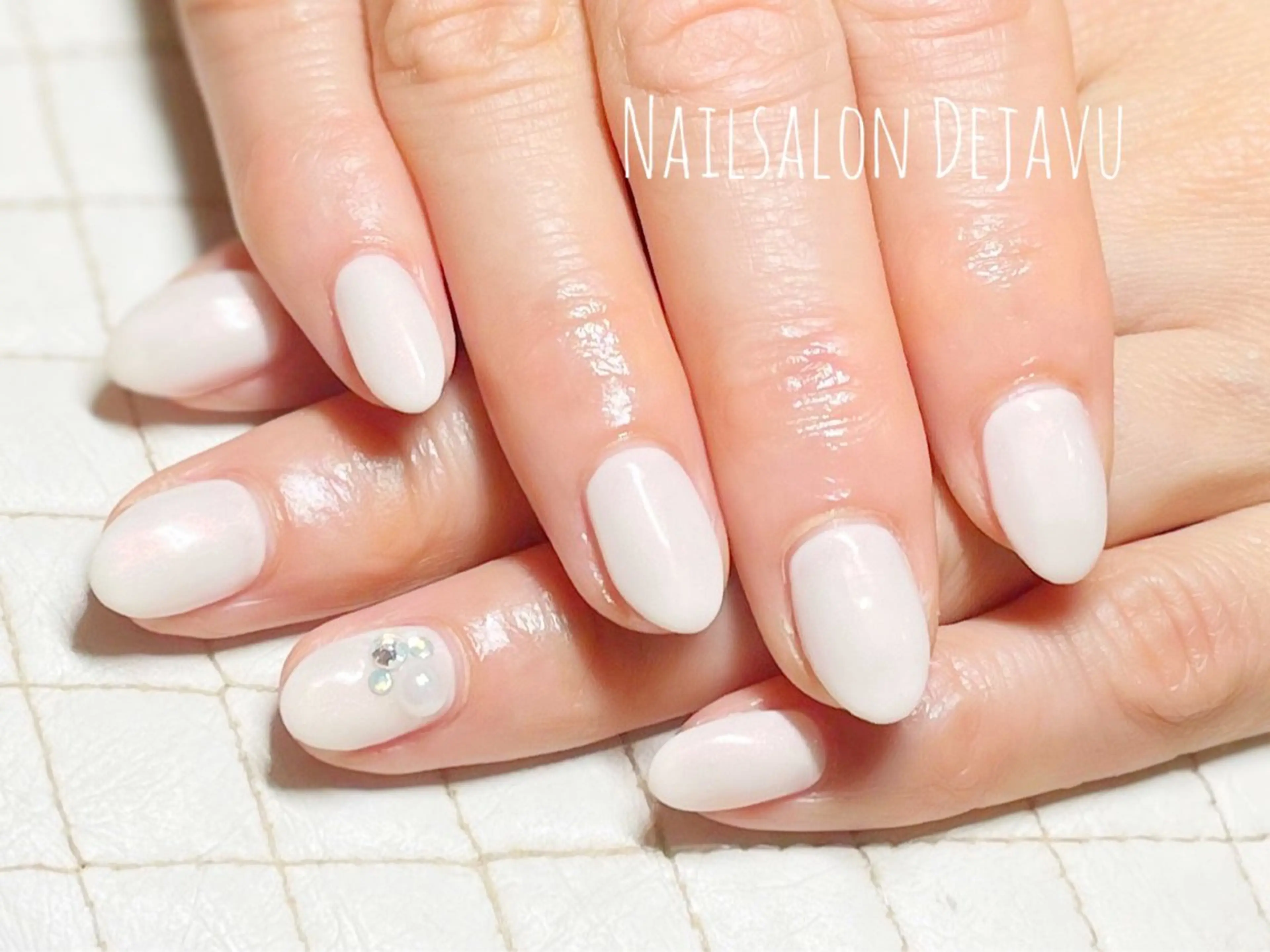 ネイル ストーンネイル ホワイト ハンドネイル Nail salon Dejavu 🌿のネイルデザイン