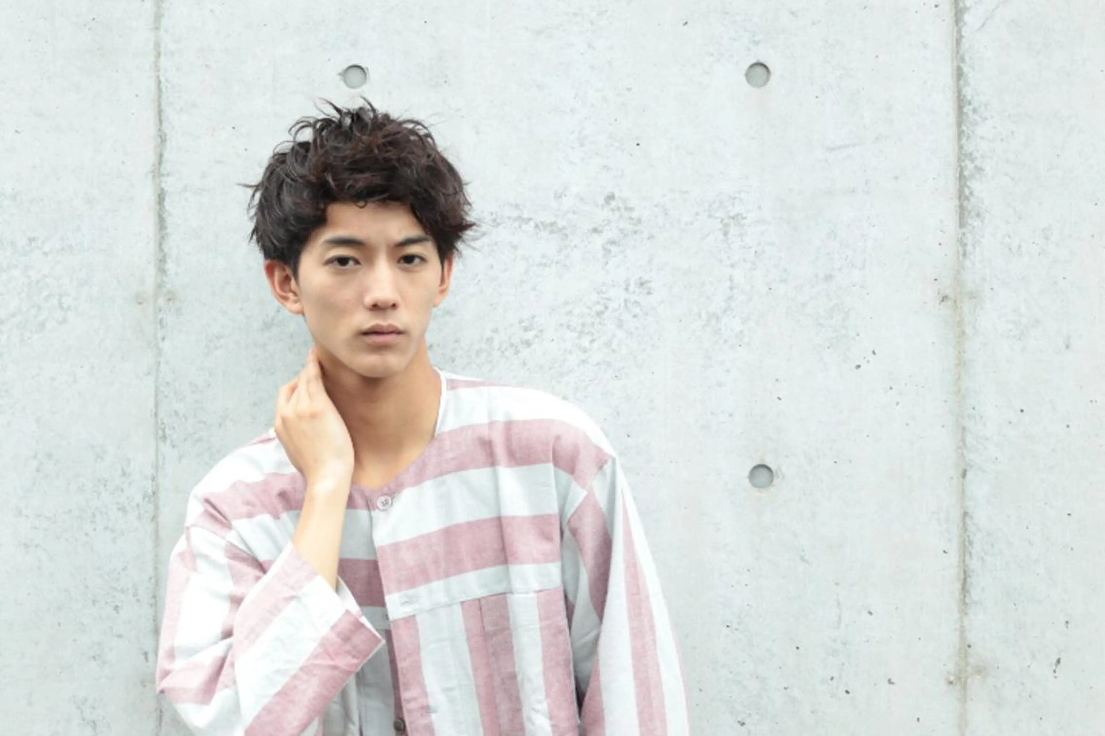 カラー パーマ ヘアアレンジ メンズ アップバング メンズブリーチ メンズハイライト メンズパーマ ブリーチ 【ツヤ髪美容師】 ツダケイスケのヘアスタイル