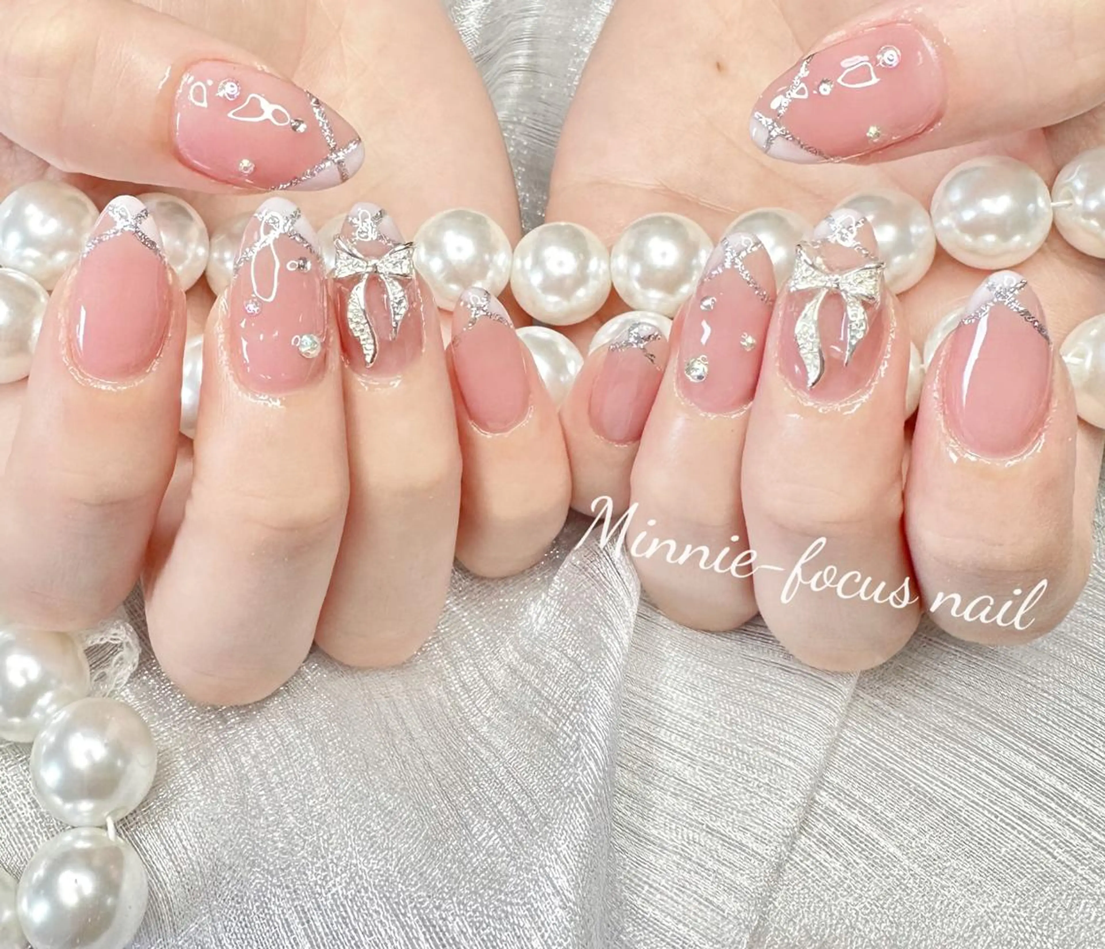ネイル フレンチネイル キラキラネイル 韓国ネイル リボン ワンホンネイル ハンドネイル 🧸Luvia nail✨のネイルデザイン