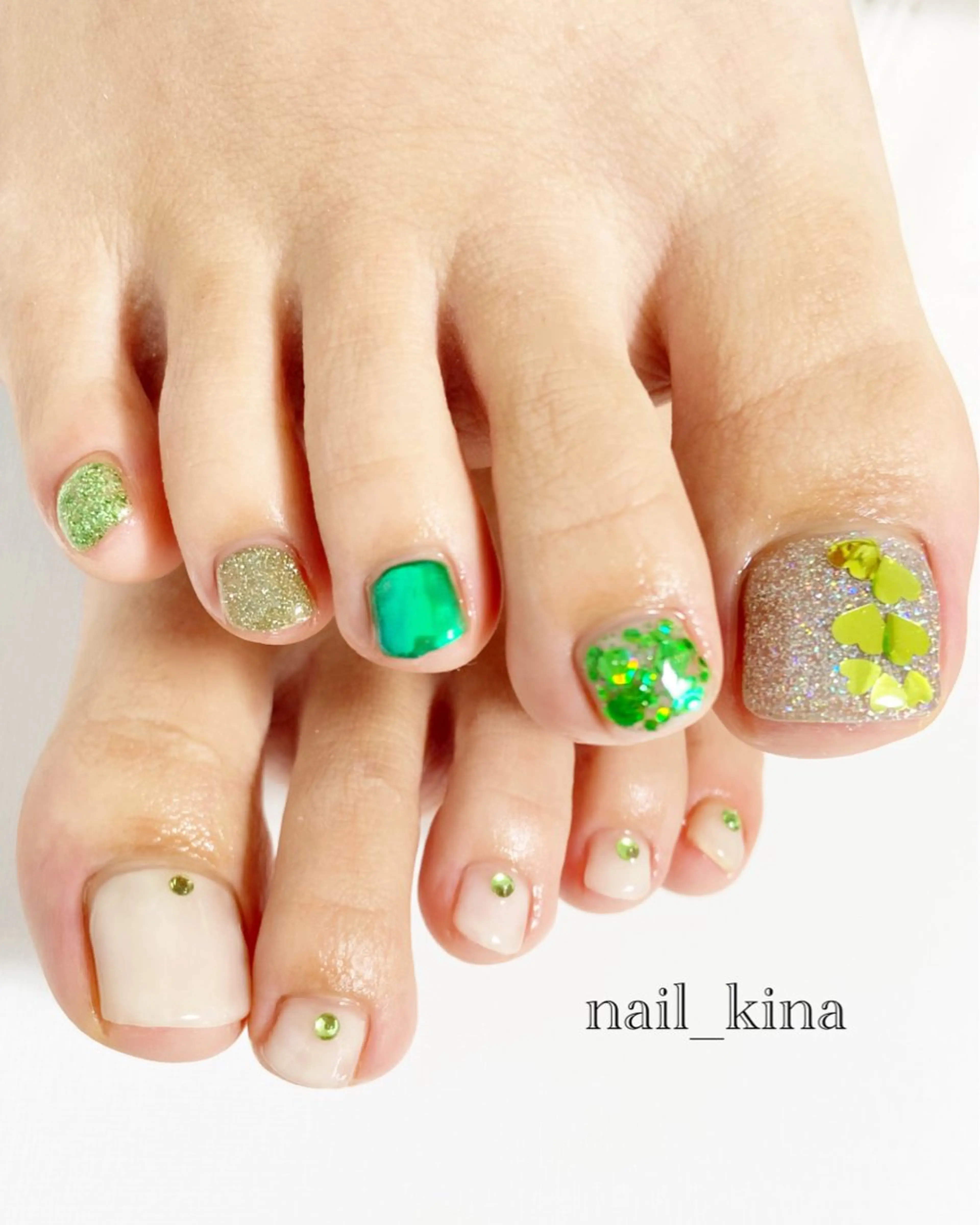ネイル フットネイル グリーン 持ち込み 春ネイル nail_ kinaのネイルデザイン