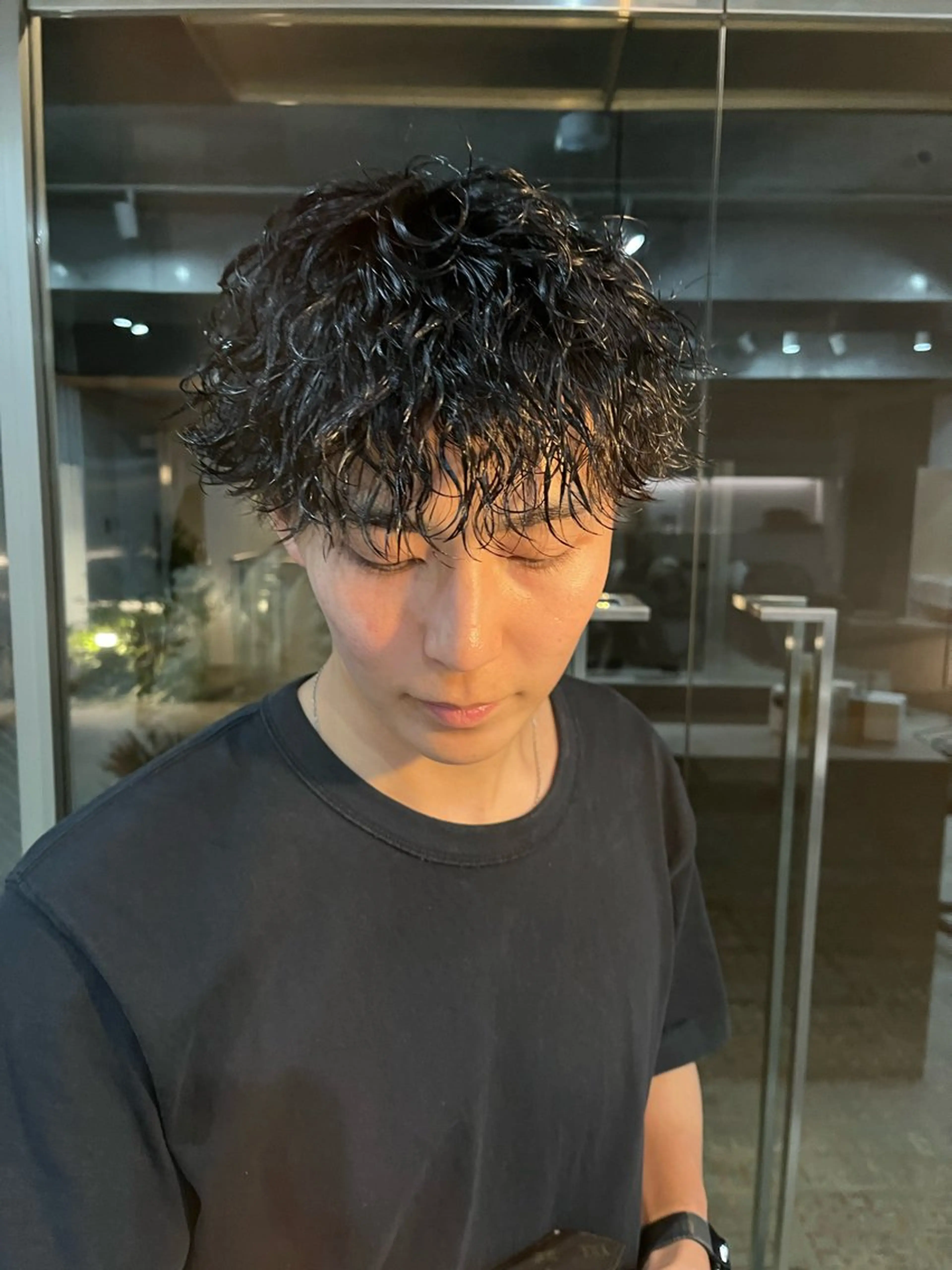 ショート パーマ メンズ メンズパーマ 波巻きパーマ カット パーマ 曲がる縮毛矯正 センターパートのヘアスタイル