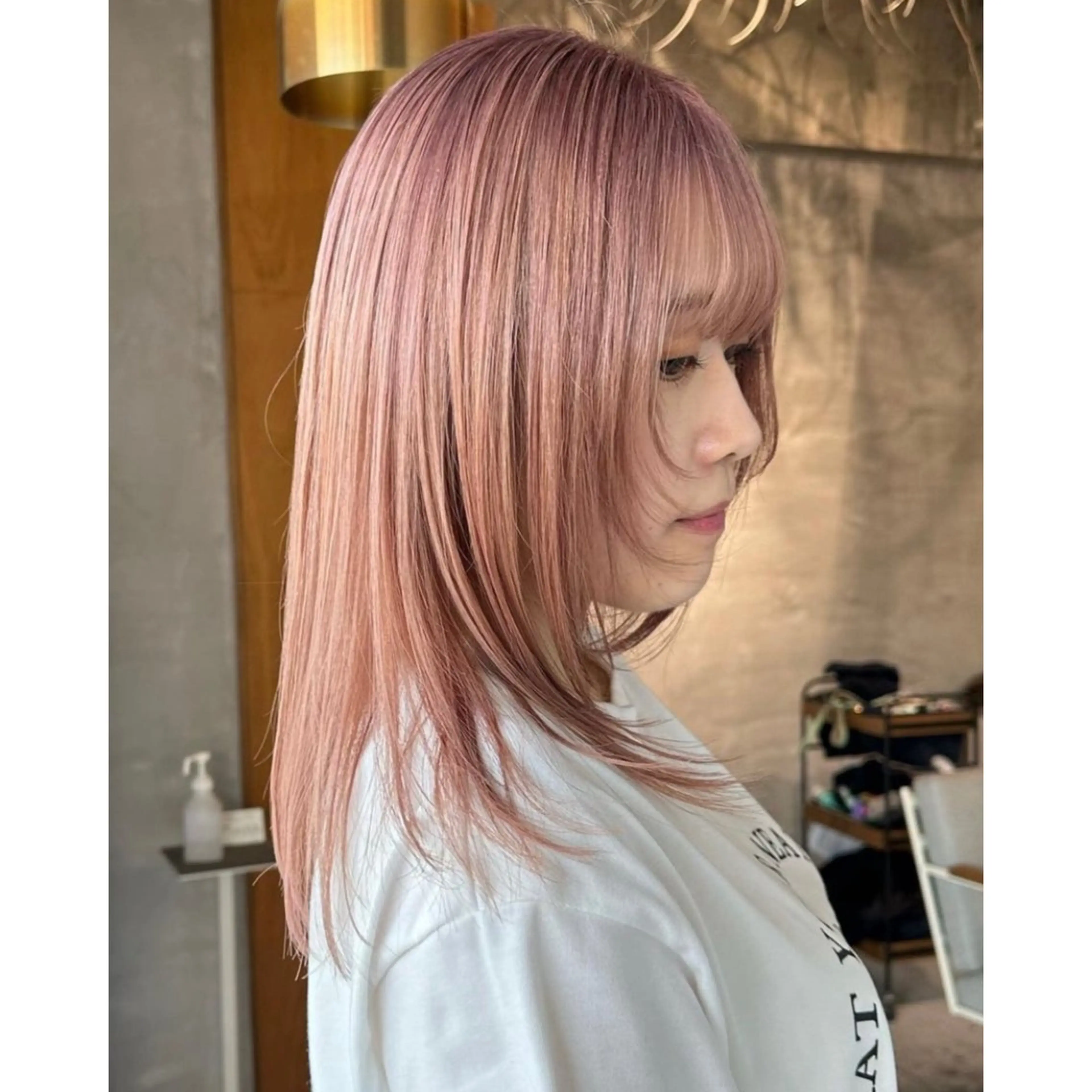ミディアム カラー ベージュカラー ブリーチ ハイトーンカラー ピンクカラー ピンクベージュ elimabyfif th調布🌙キホ🌙のヘアスタイル