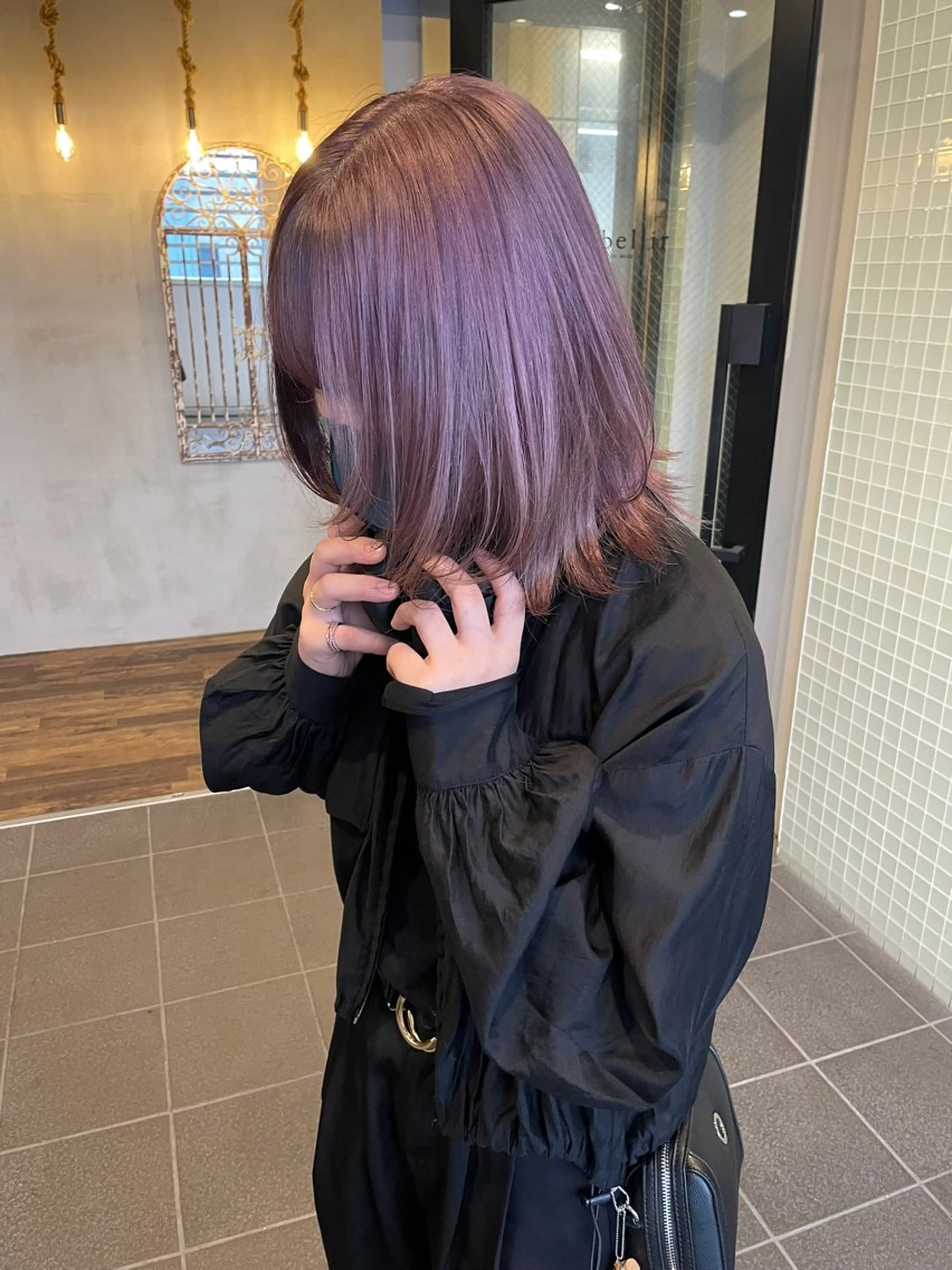 ショート カラー 赤みなしオリーブ ハイトーン×レイヤーのヘアスタイル