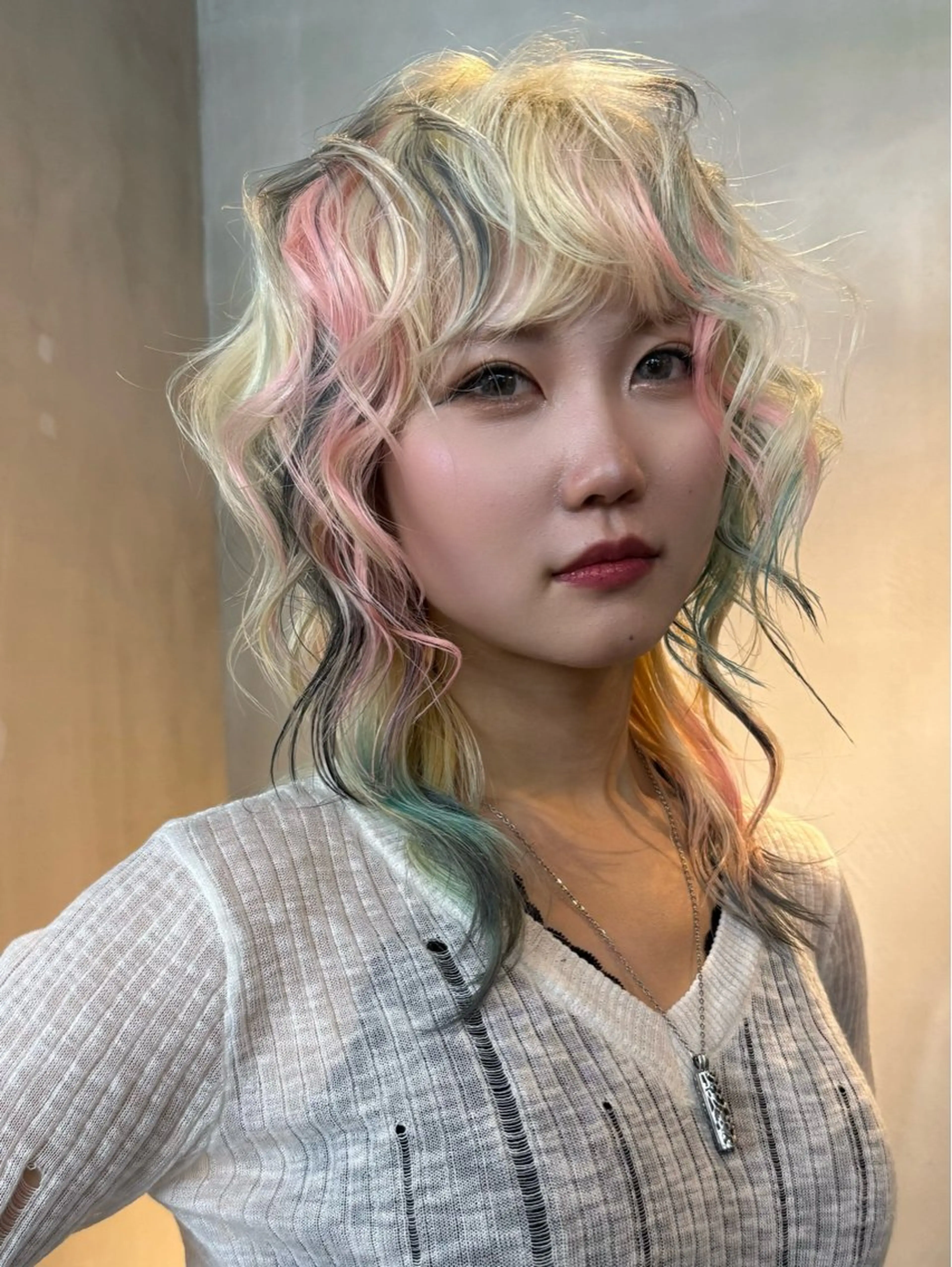 セミロング カラー ヘアカラー イツク ⚡️ ルーツ/ハイトーンのヘアスタイル
