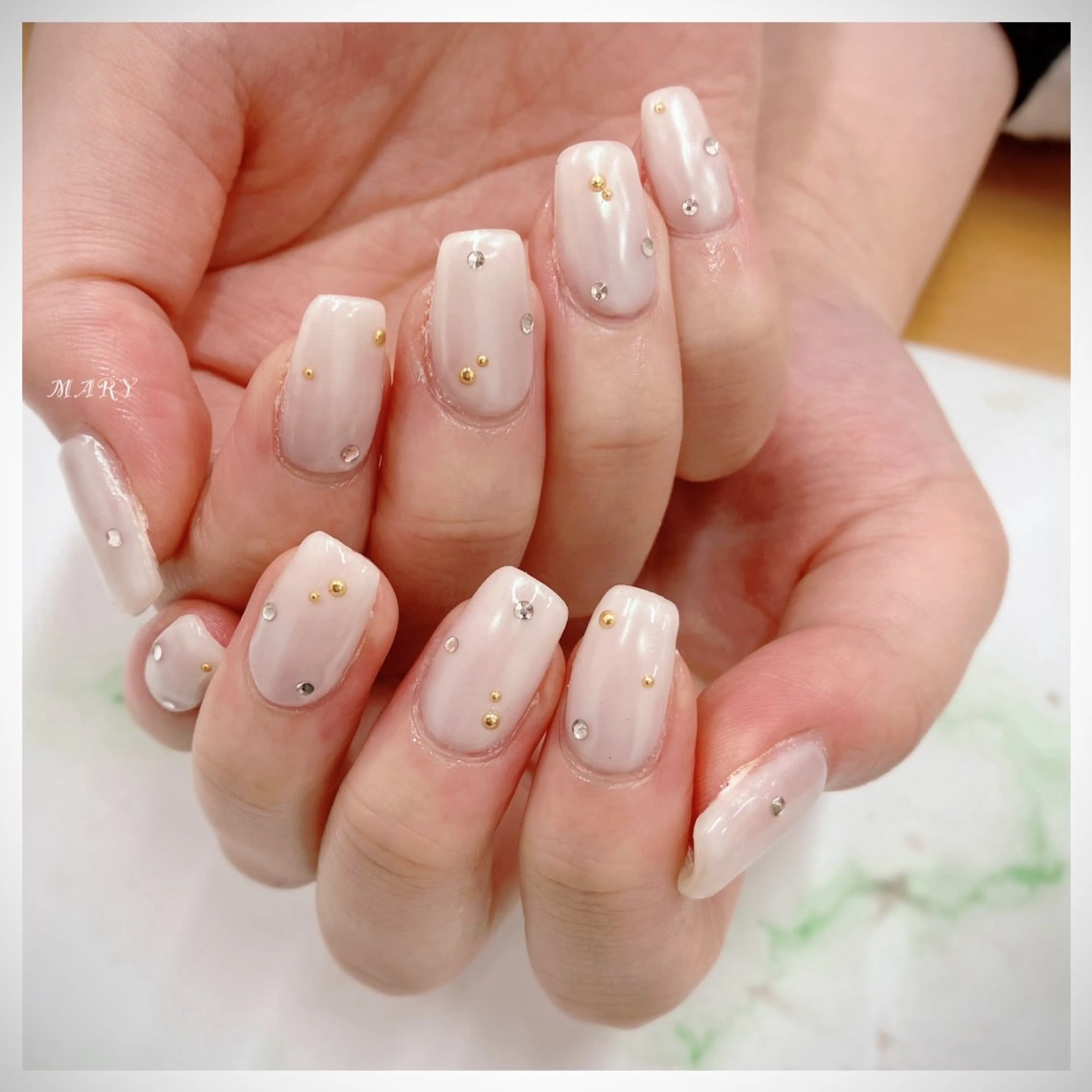 ネイル オーロラネイル ニュアンスネイル スクエアネイル ホワイト ハンドネイル Mary nail .narumiのネイルデザイン