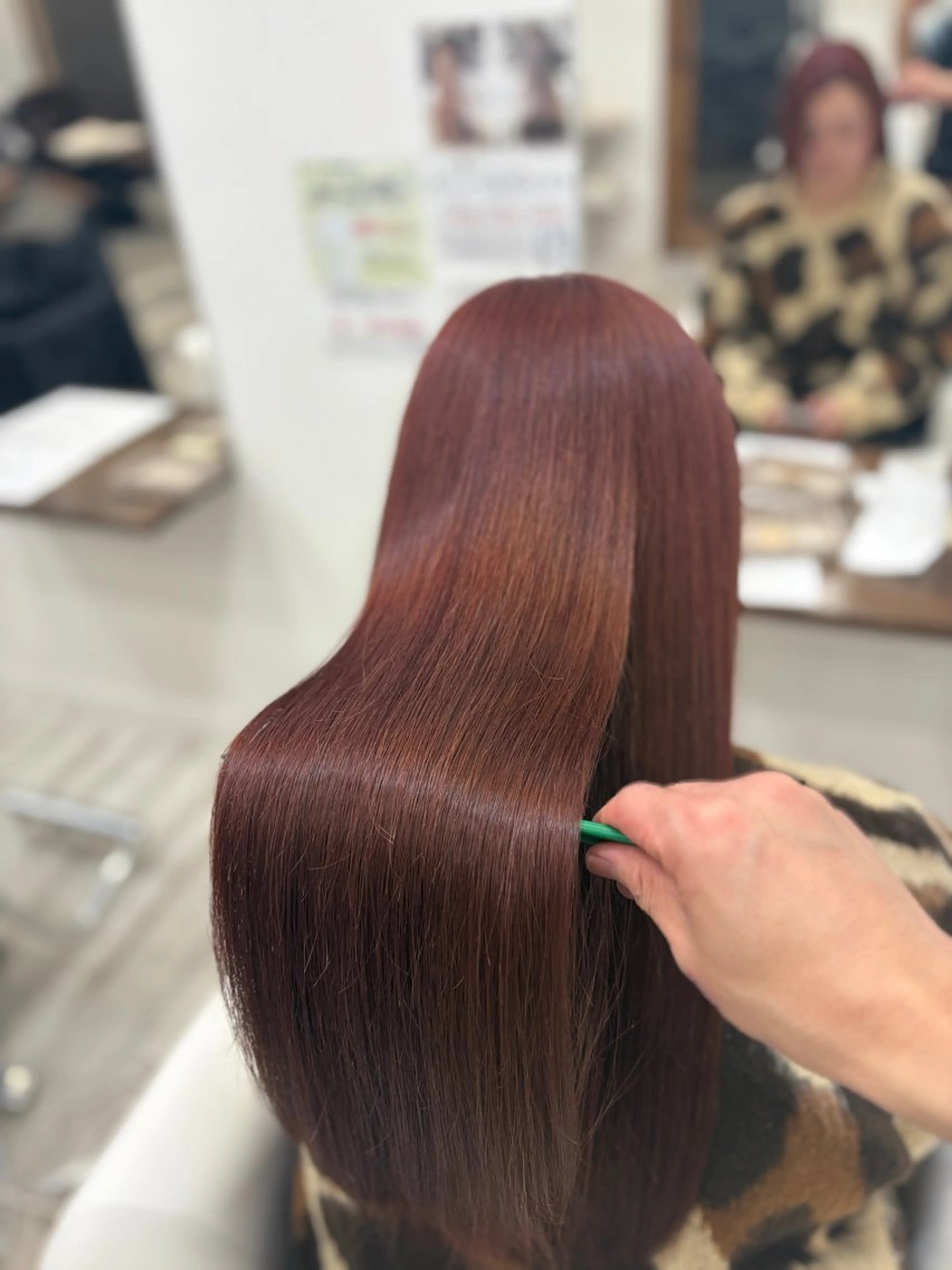 👉 艶と透明感あるカラーで気軽にイメチェン。リタッチにも◎の写真