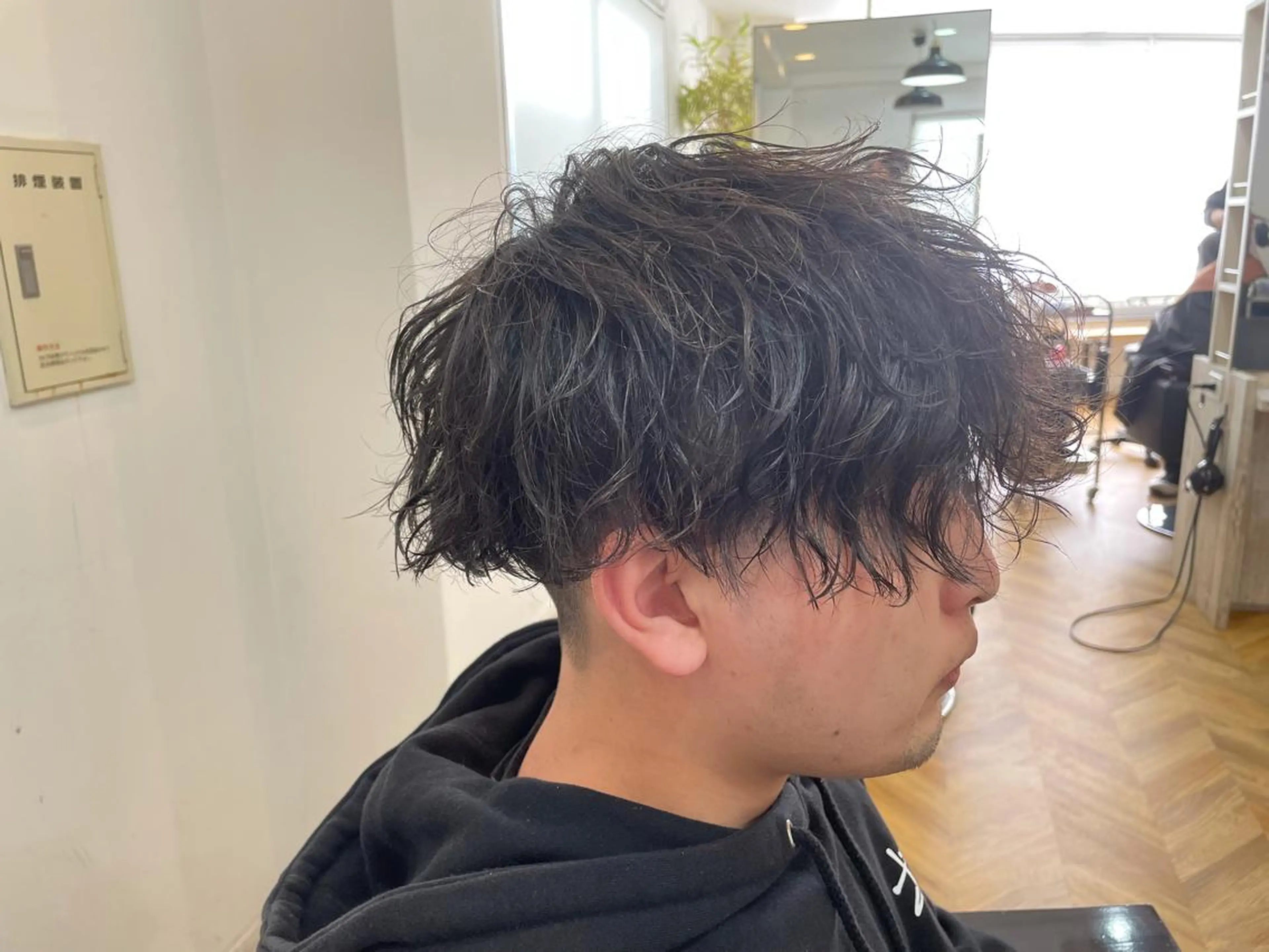 メンズ カット ハイトーン髪質改善 家中貴典のヘアスタイル