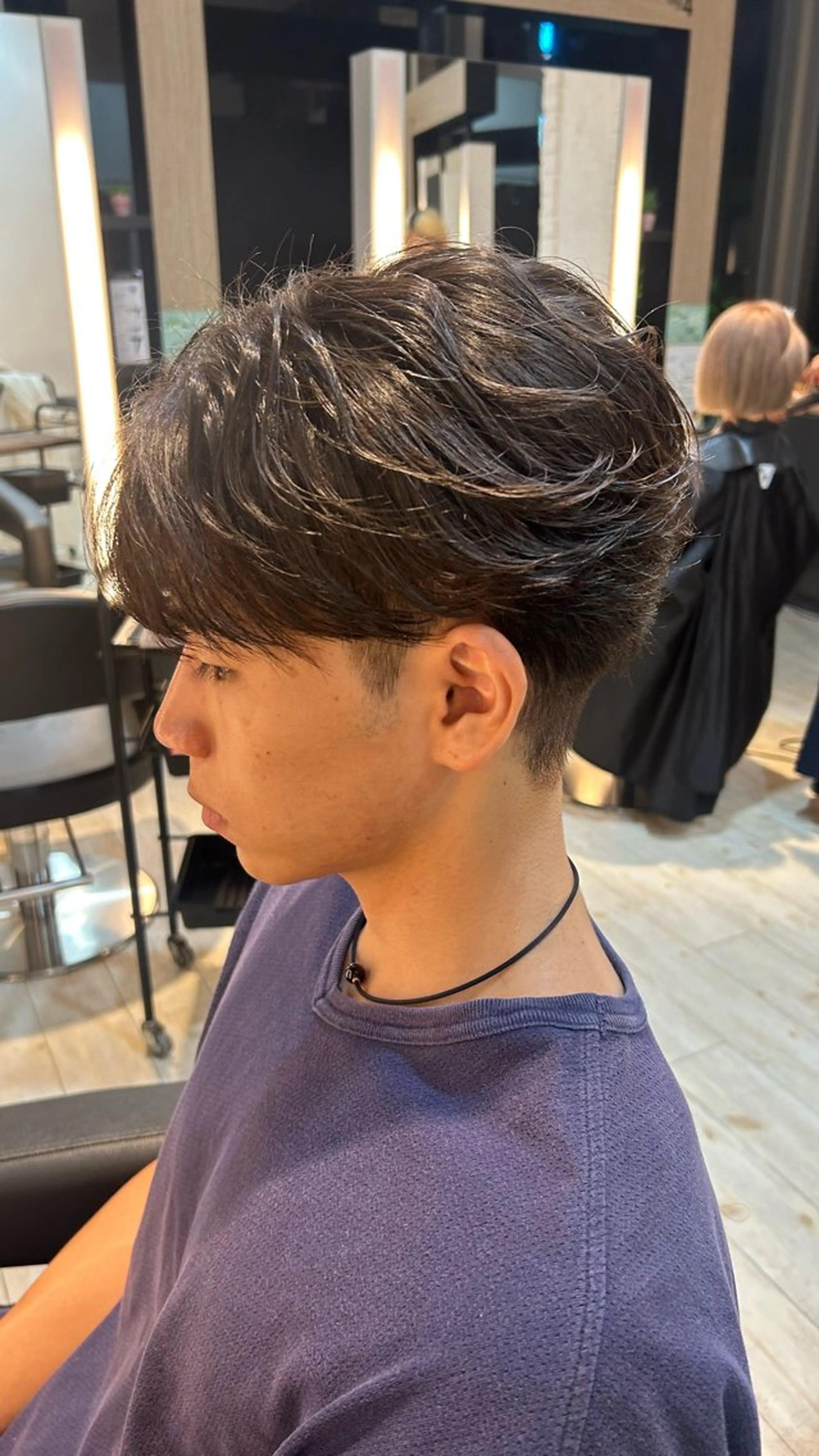 メンズ フェザーパーマ マッシュ メンズパーマ シースルーマッシュ カット 有働由良／ハイトーン ／韓国メンズヘアのヘアスタイル