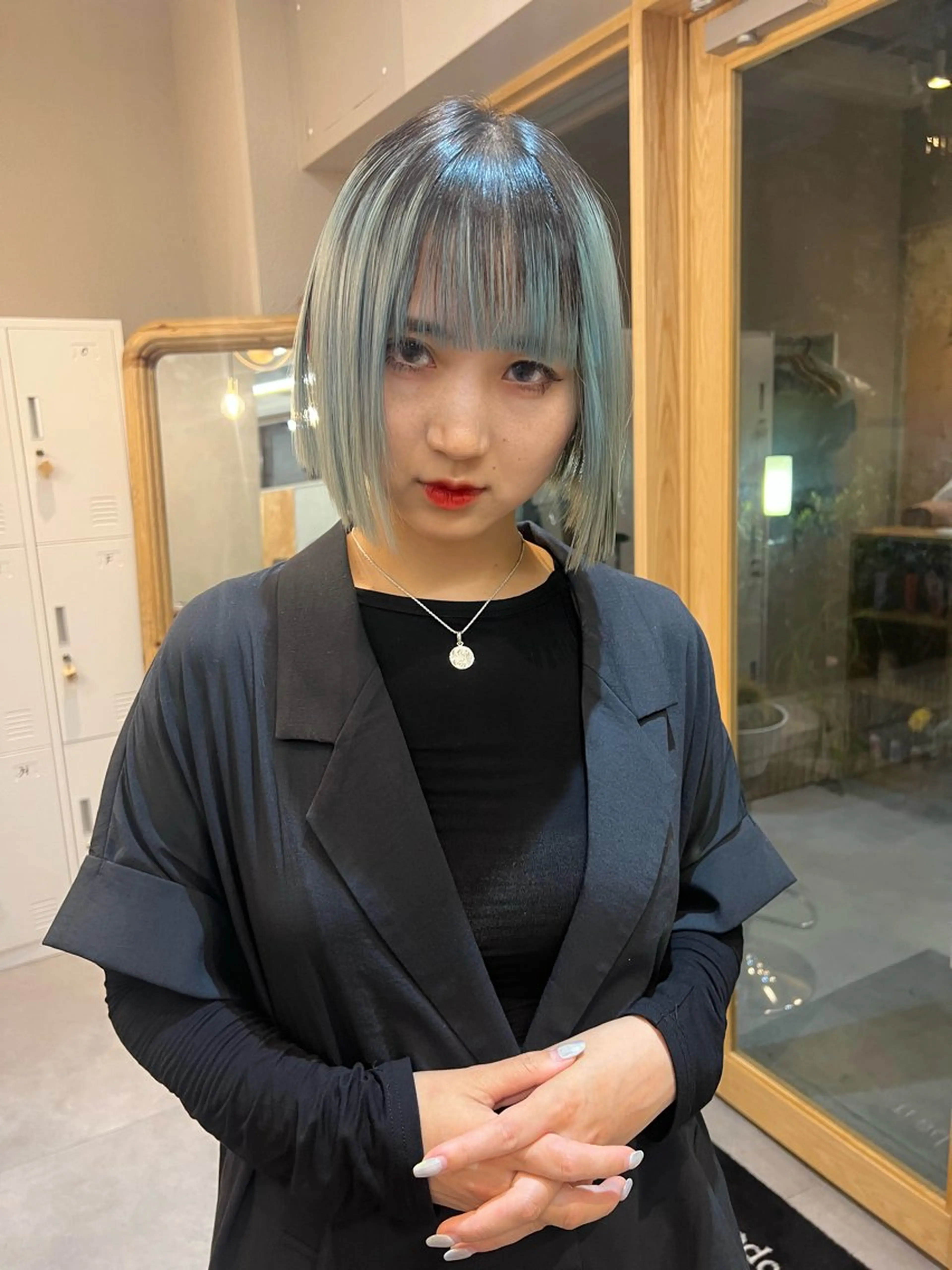 ミディアム カット ヘアカラー ミルクティーベージュ outaのヘアスタイル