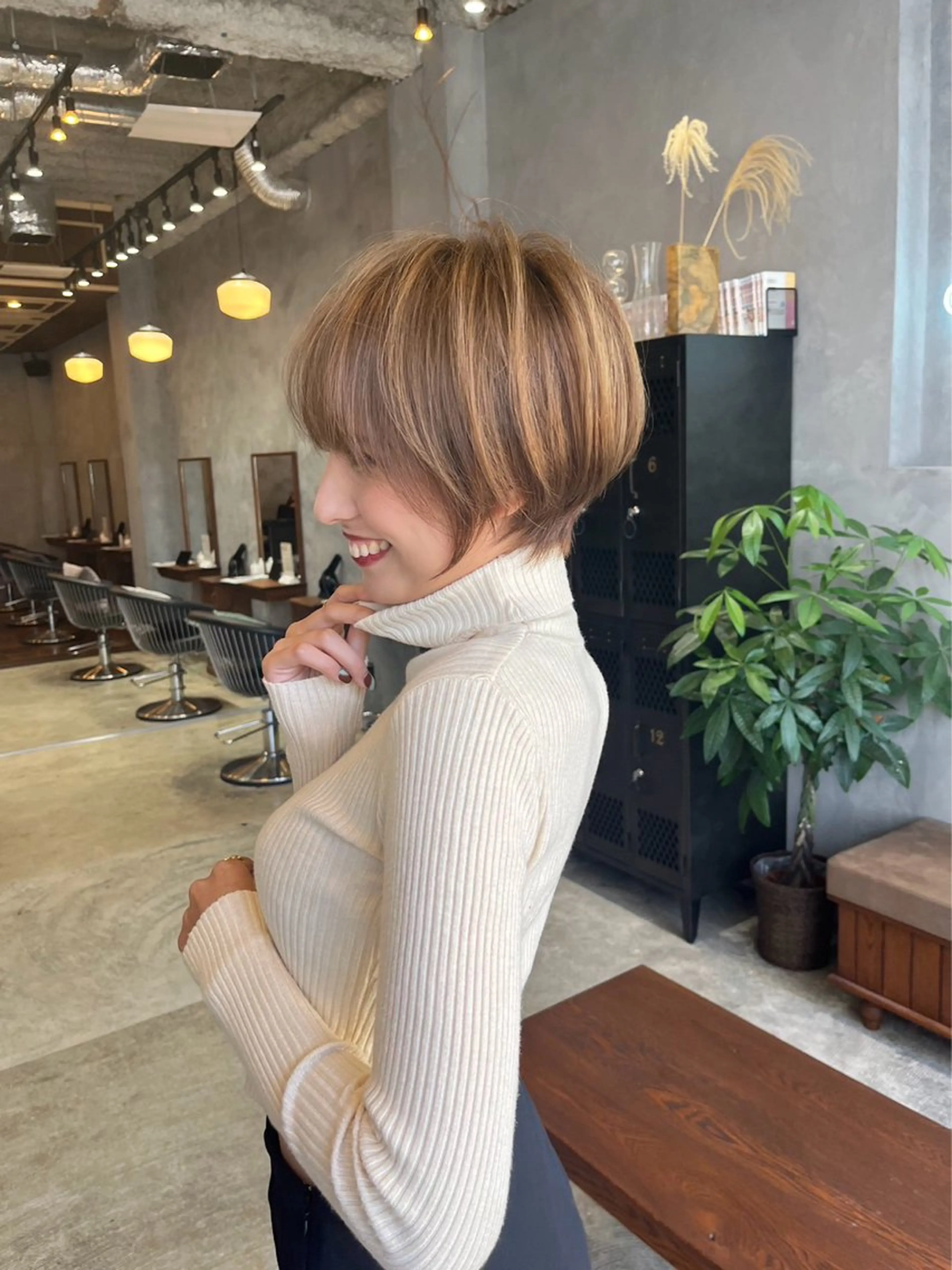 ショート ショートボブ 韓国風カラー ボブ くびれヘア エギョモリ ボブ/顔周りカット /縮毛矯正/鈴木隆太のヘアスタイル