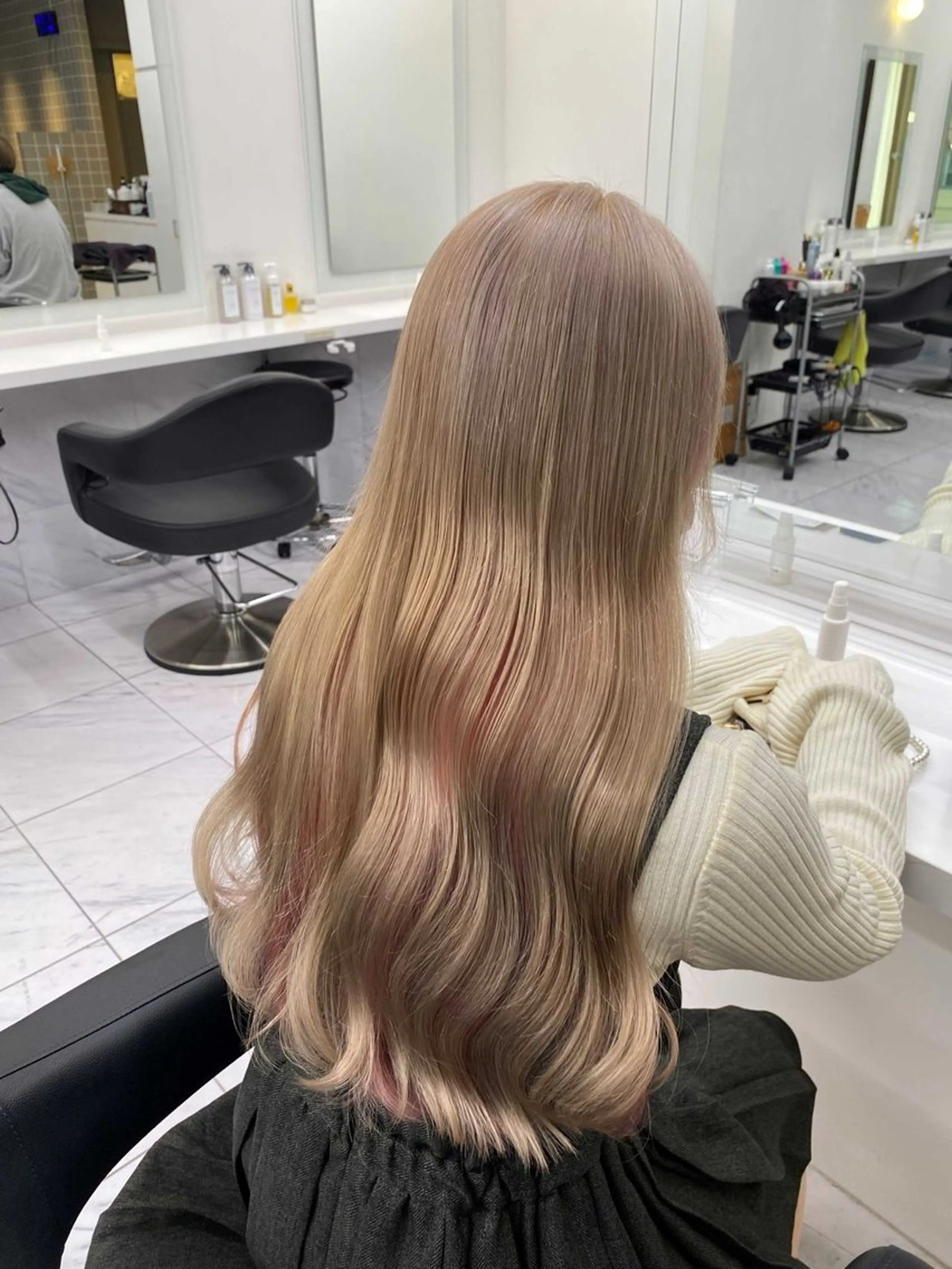 セミロング カラー ヘアアレンジ 🫧モテる💗ダメー ジレスハイトーン🫧のヘアスタイル