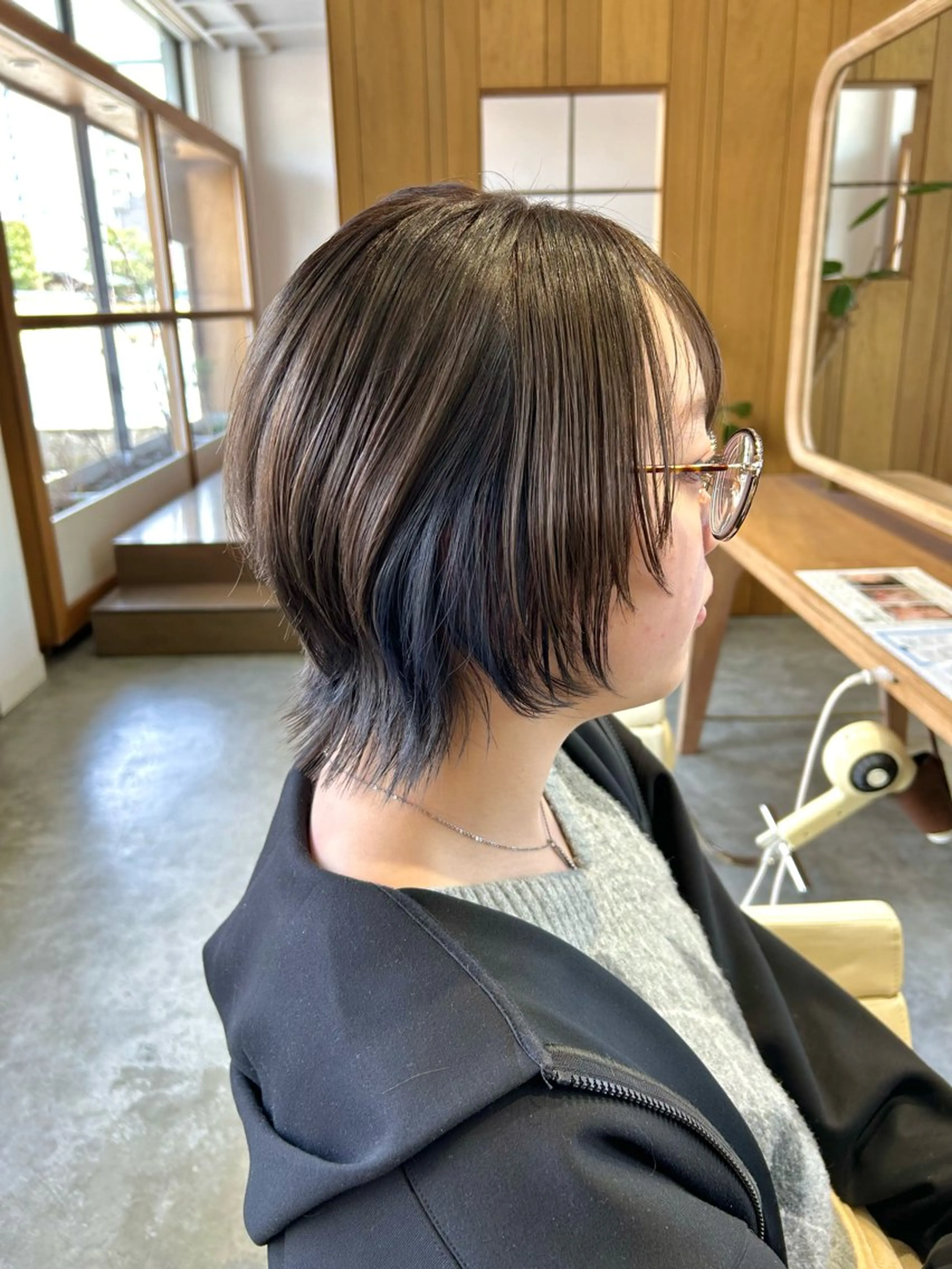 ショート カラー ブリーチ ダークグレー インナーカラー ショートヘア トリートメント カット ヘアカラー 佐藤 悠生 メンズパーマ.カットのヘアスタイル