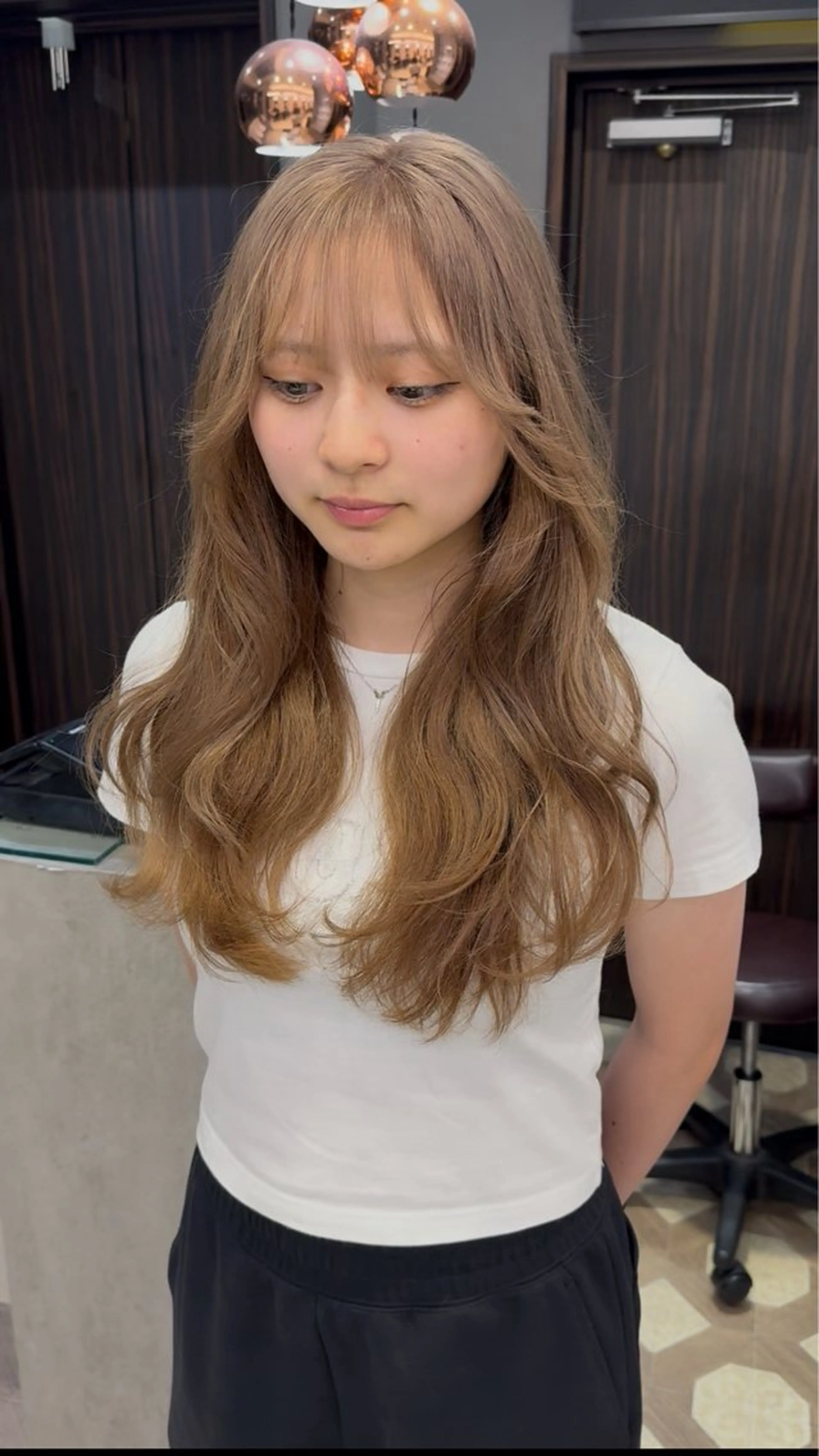 セミロング カラー 赤みなしオリーブ ハイトーン×レイヤーのヘアスタイル