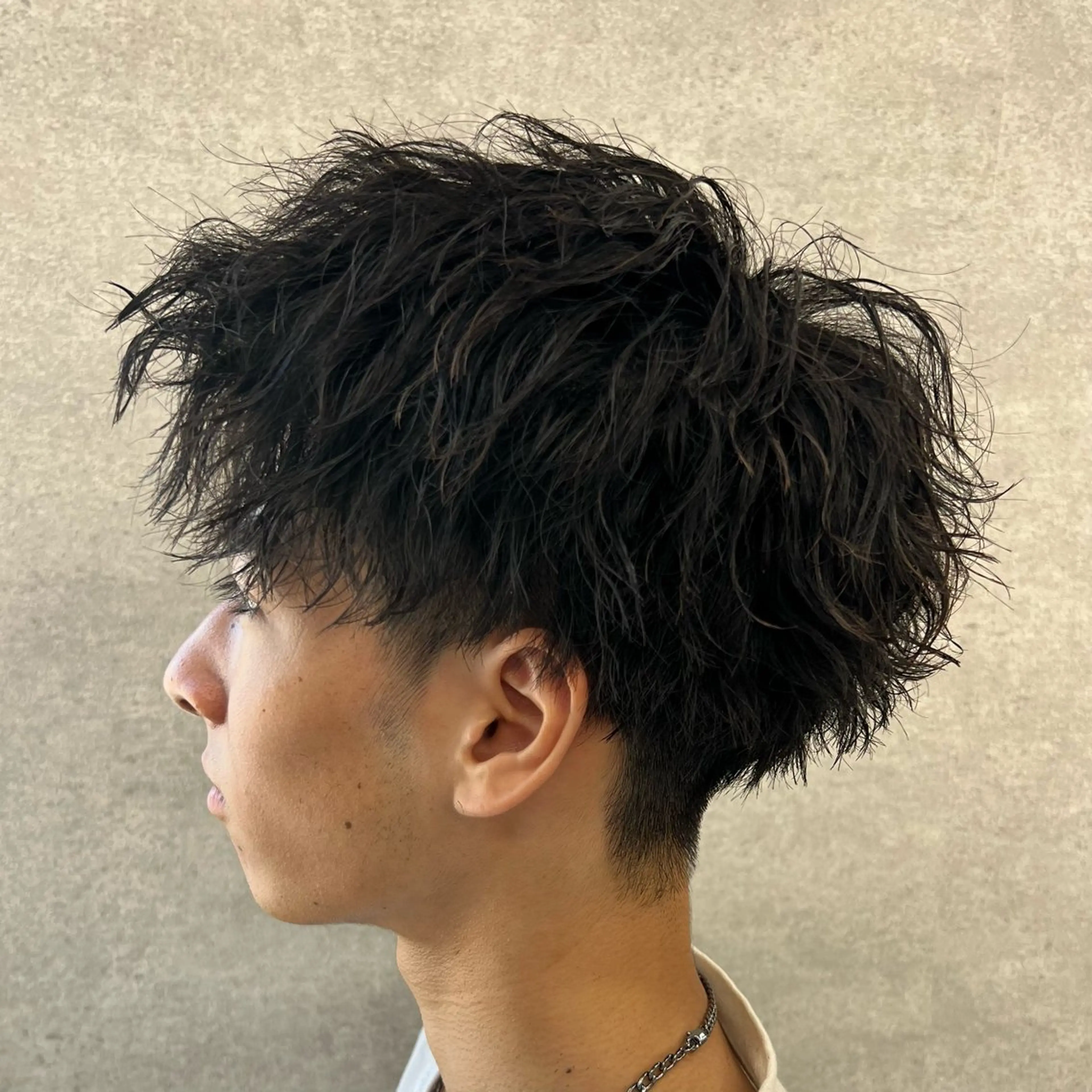 ショート カラー パーマ ヘアアレンジ メンズ センターパート メンズハイライト メンズメッシュ マッシュ メンズパーマ 仕上がり満足度No. 1🔥BLUCK🔥のヘアスタイル