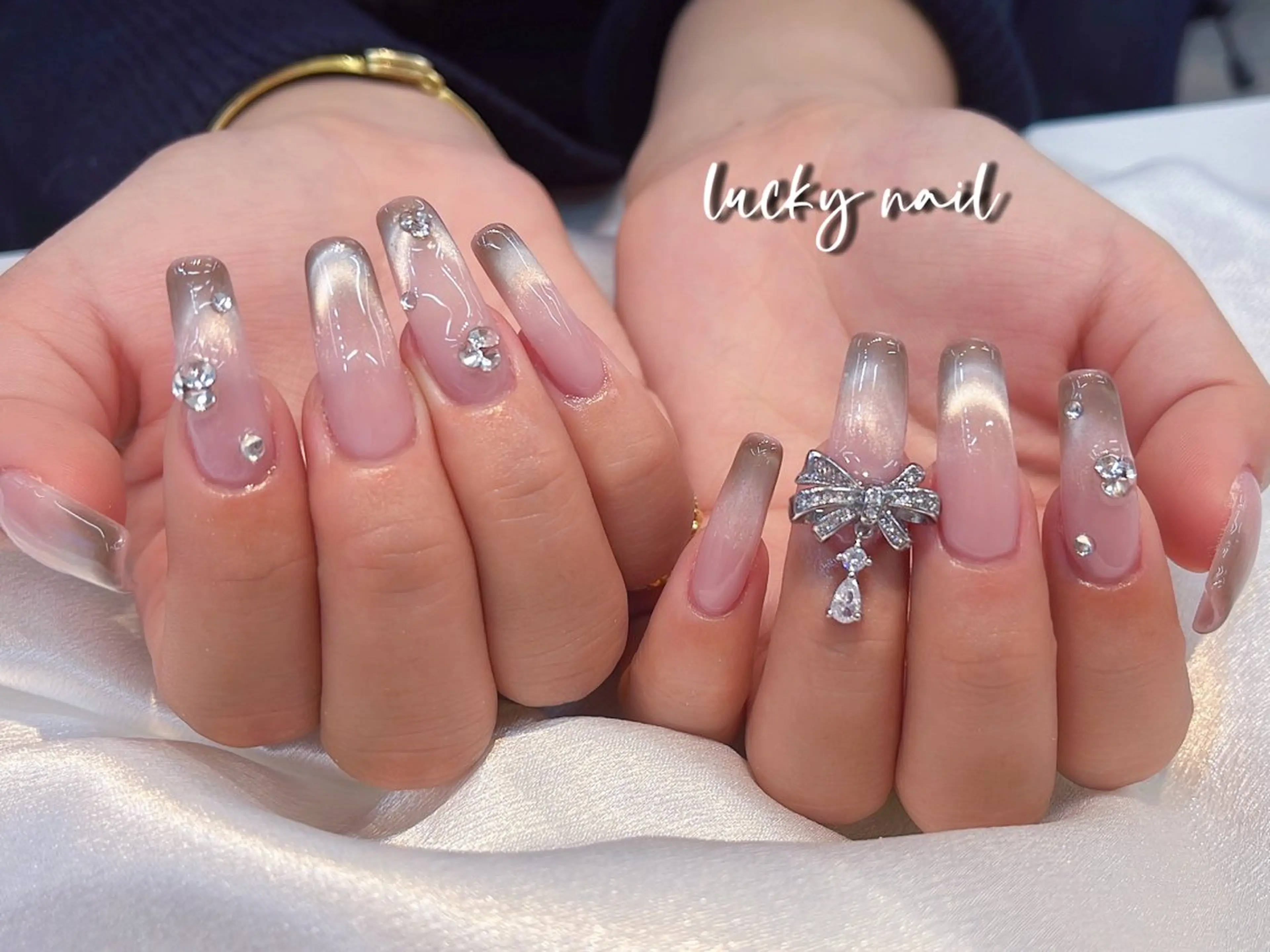 ネイル ブルー チークネイル 長さ出し ジェルネイル ゴールド ハンドネイル ハンドケア ラッキーネイルサロン 西川口東口店のネイルデザイン