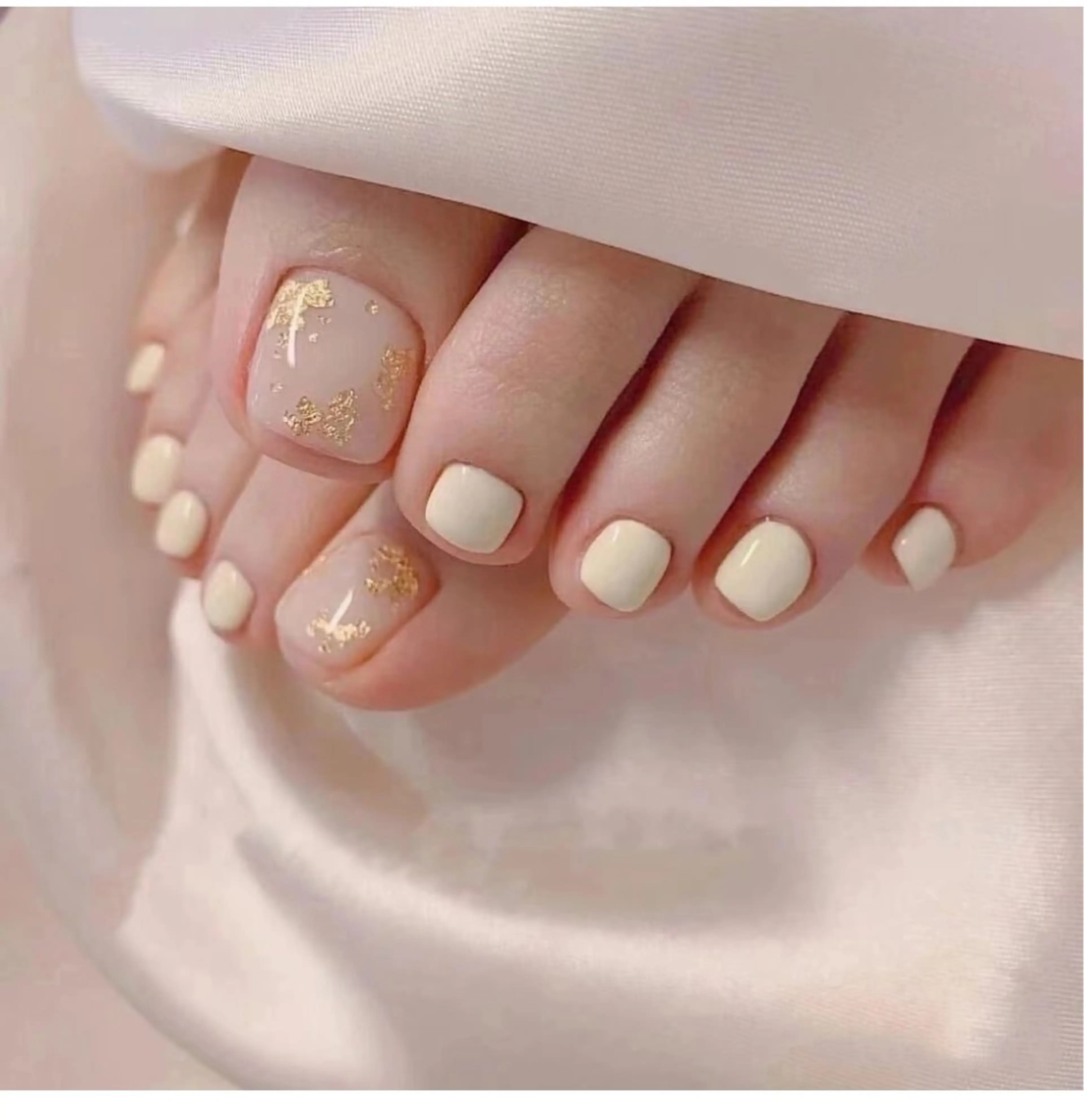 ✨人気✨韓国風フットネイル オフ無料、ケア込み 色変更🉑の写真