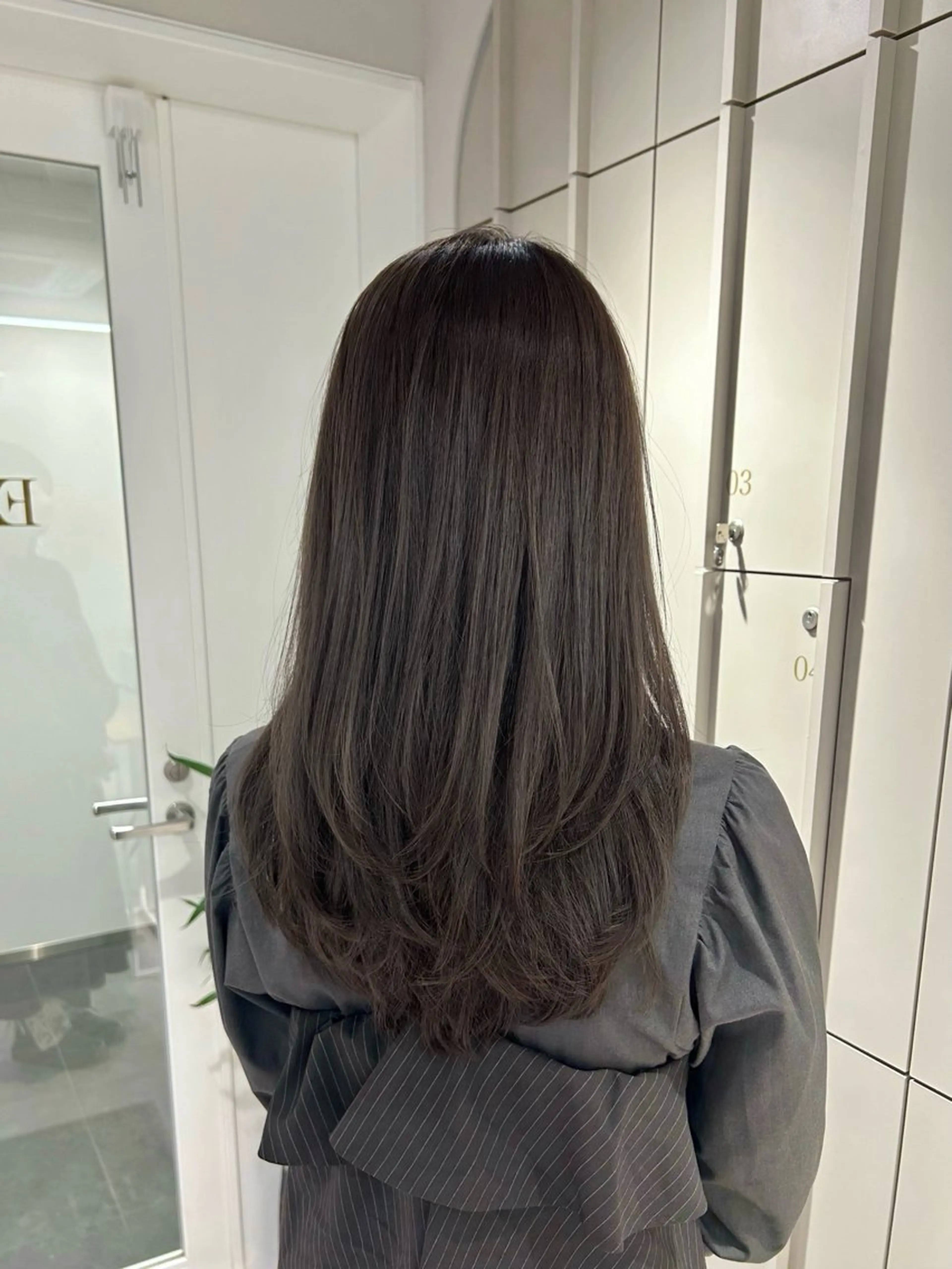 セミロング カラー ブリーチ グレージュ ブリーチなしカラー 若狭 愛梨のヘアスタイル