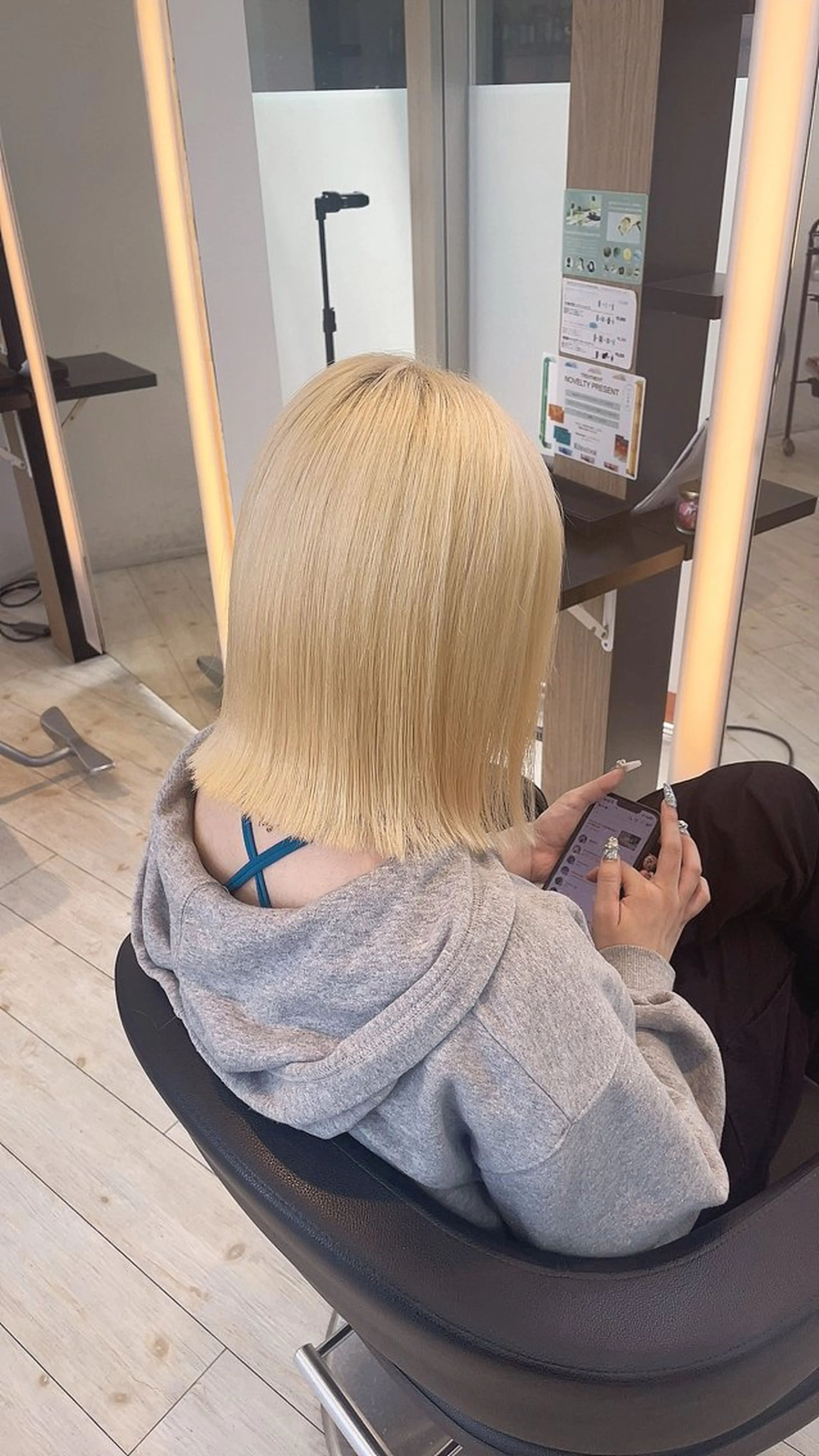 ミディアム カラー ブリーチ/髪質改善/ ハイトーン/暖色のヘアスタイル