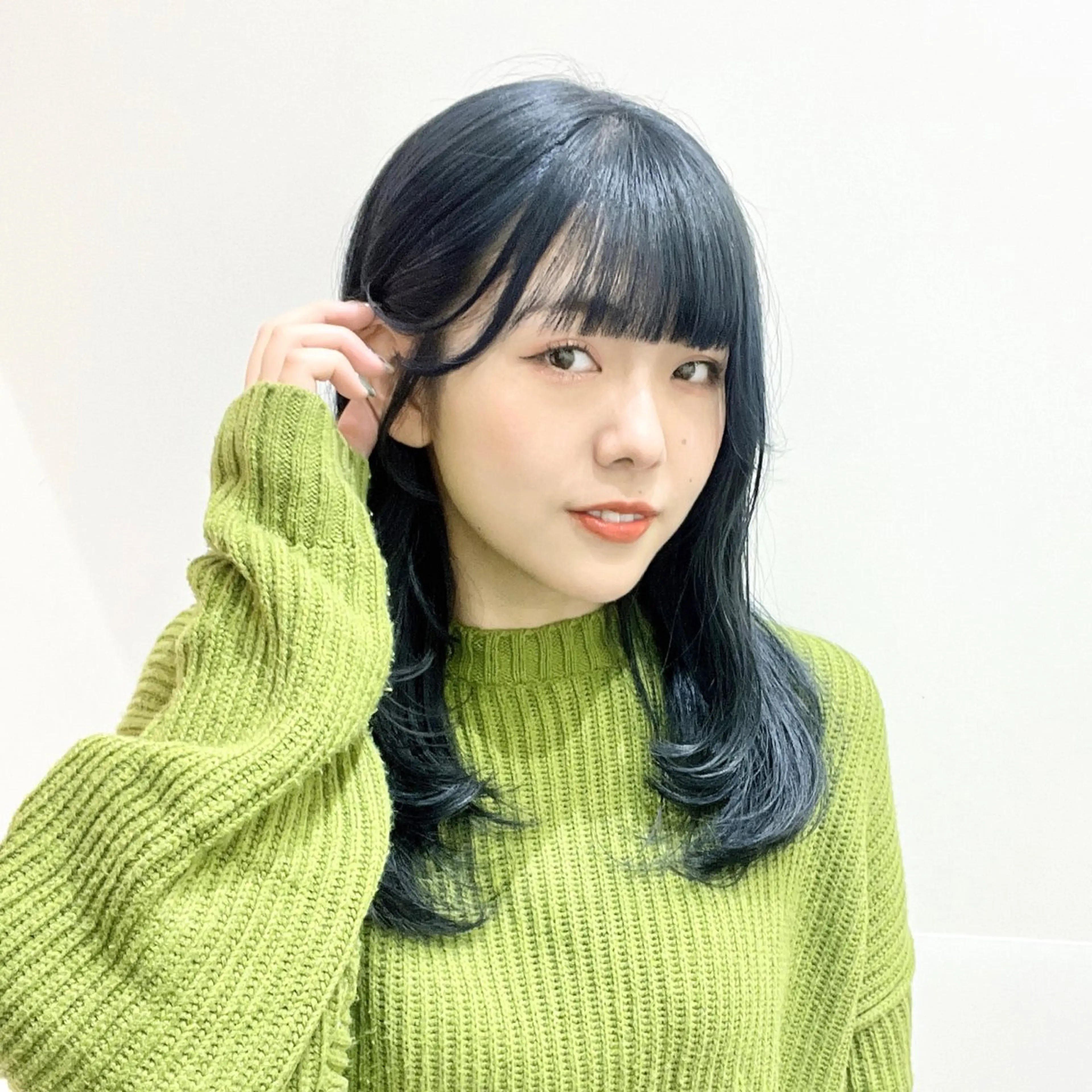 セミロング カラー ネイビーカラー レイヤーカット 🩵ブリーチカラー 🐈MIORI🩵のヘアスタイル