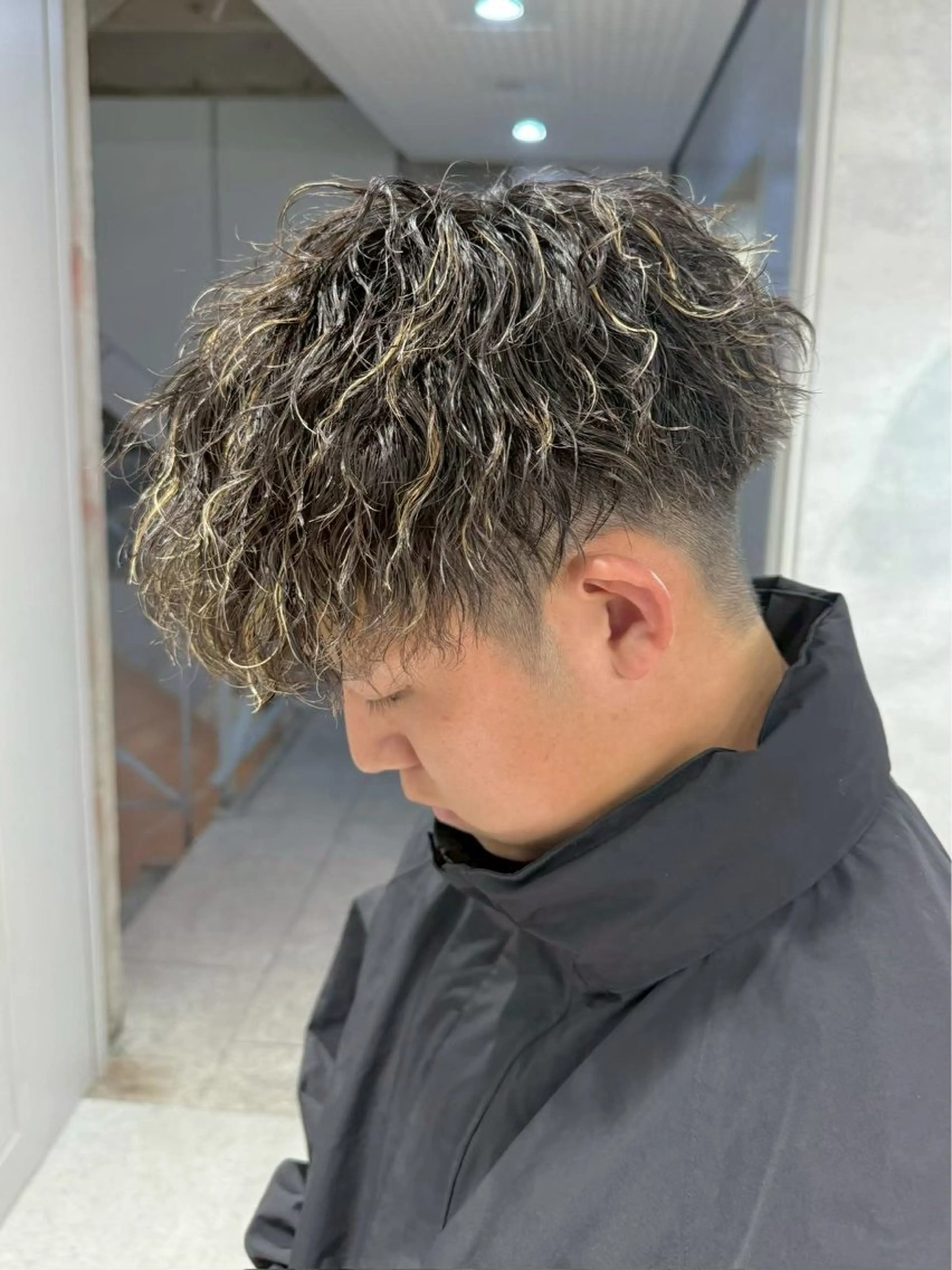 ショート カラー パーマ メンズ メンズパーマ メンズツイストパーマ 波巻きパーマ ツイストパーマ 🔥ニュアンス フェザー小林海斗🔥のヘアスタイル