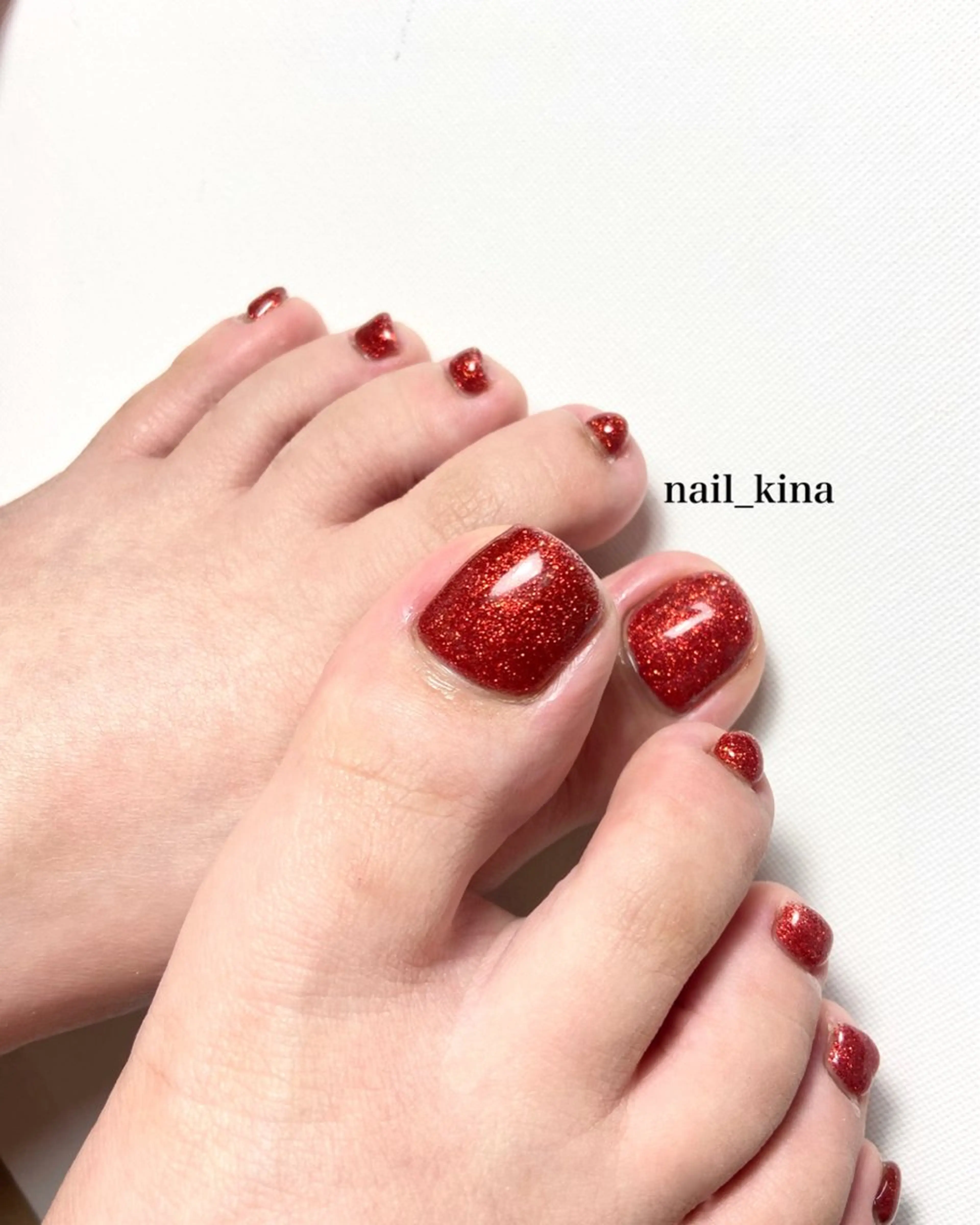 ネイル フットネイル キラキラネイル ラメ(グリッター) ワンカラーネイル 赤色 nail_ kinaのネイルデザイン