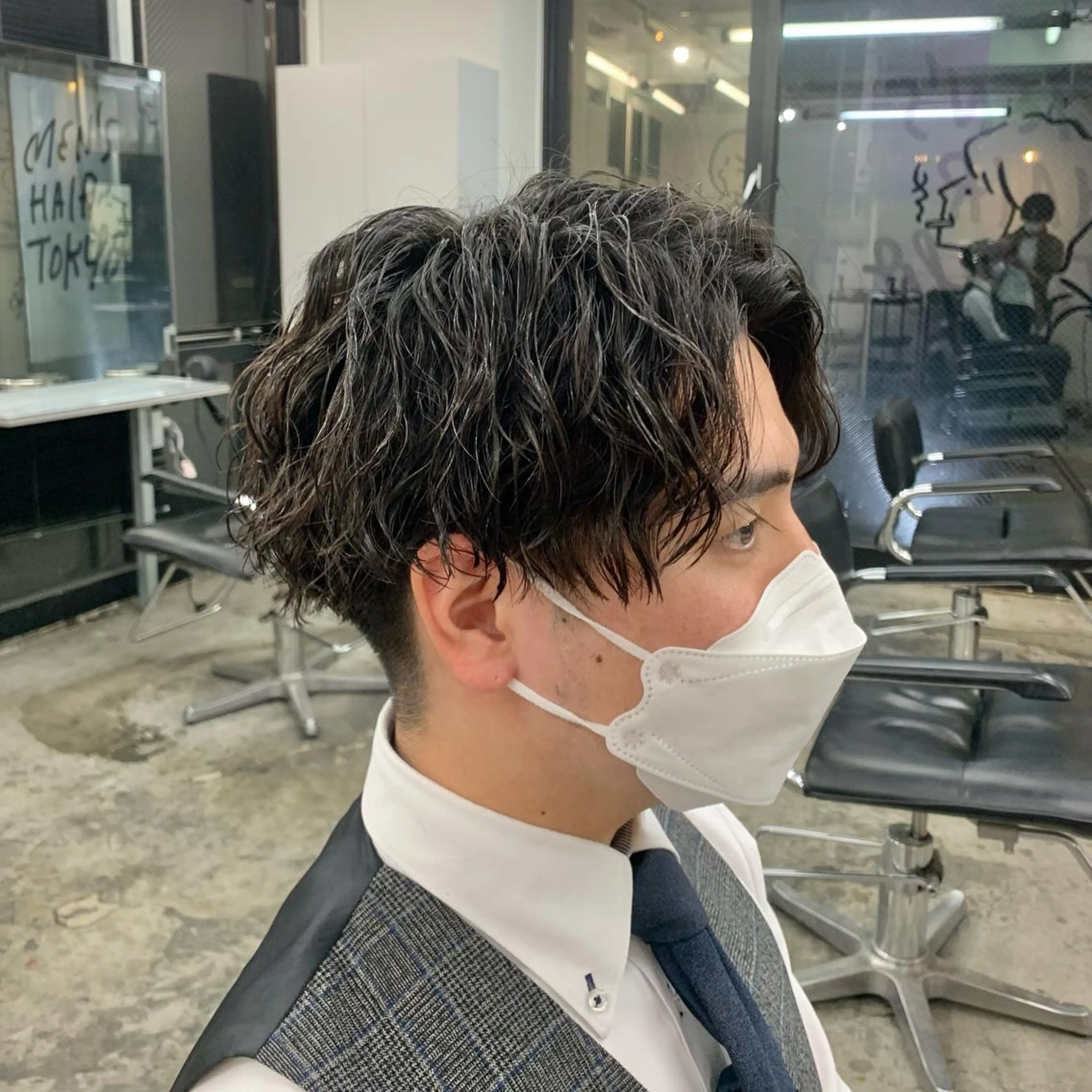 ショート カラー パーマ メンズ センターパート 刈り上げ カット パーマ メンズ特化美容師/ 藤戸 椋のヘアスタイル