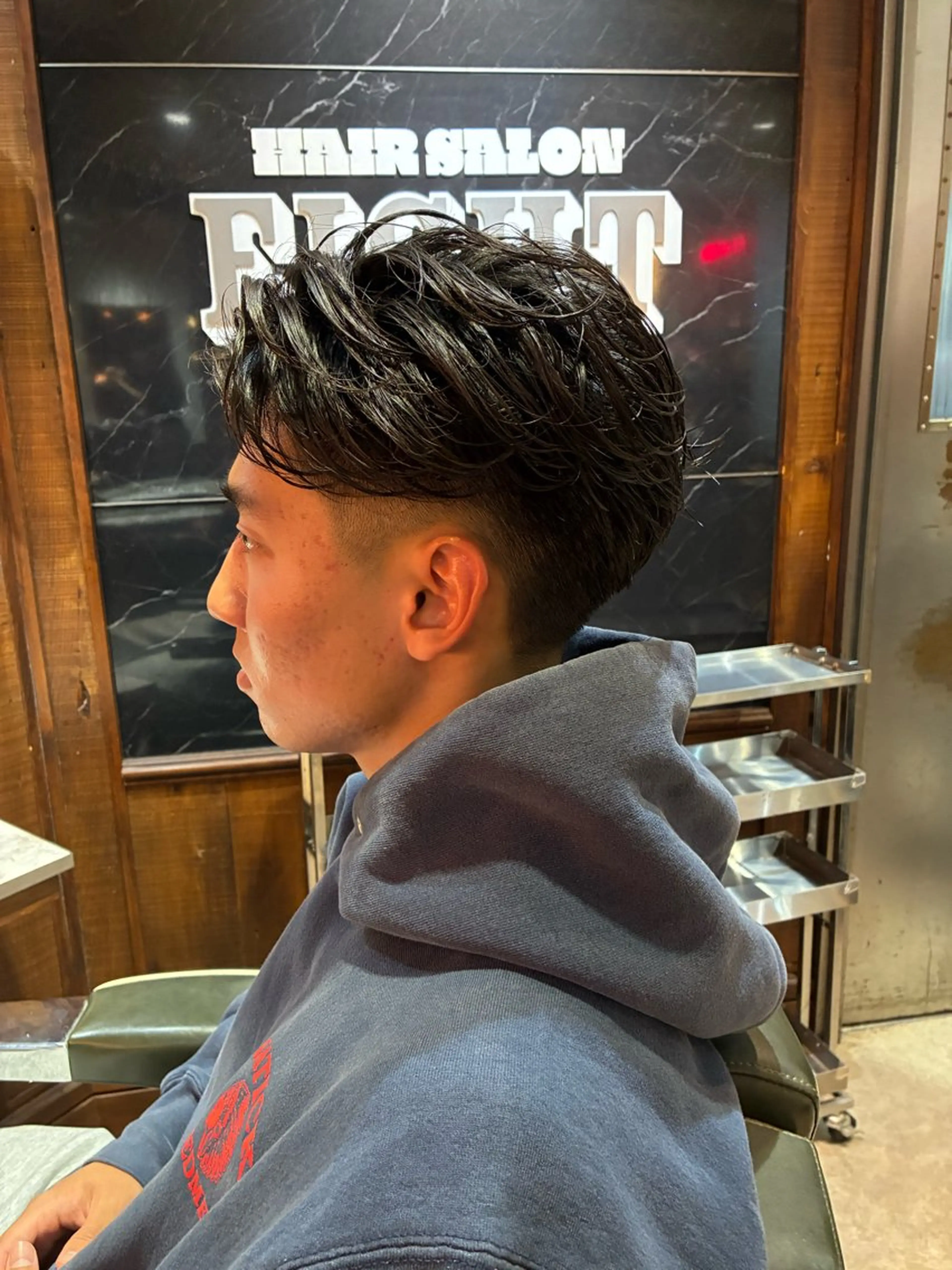 ミディアム パーマ メンズ ミディアムパーマ センターパート フェードカット メンズパーマ メンズ特化 翔平のヘアスタイル