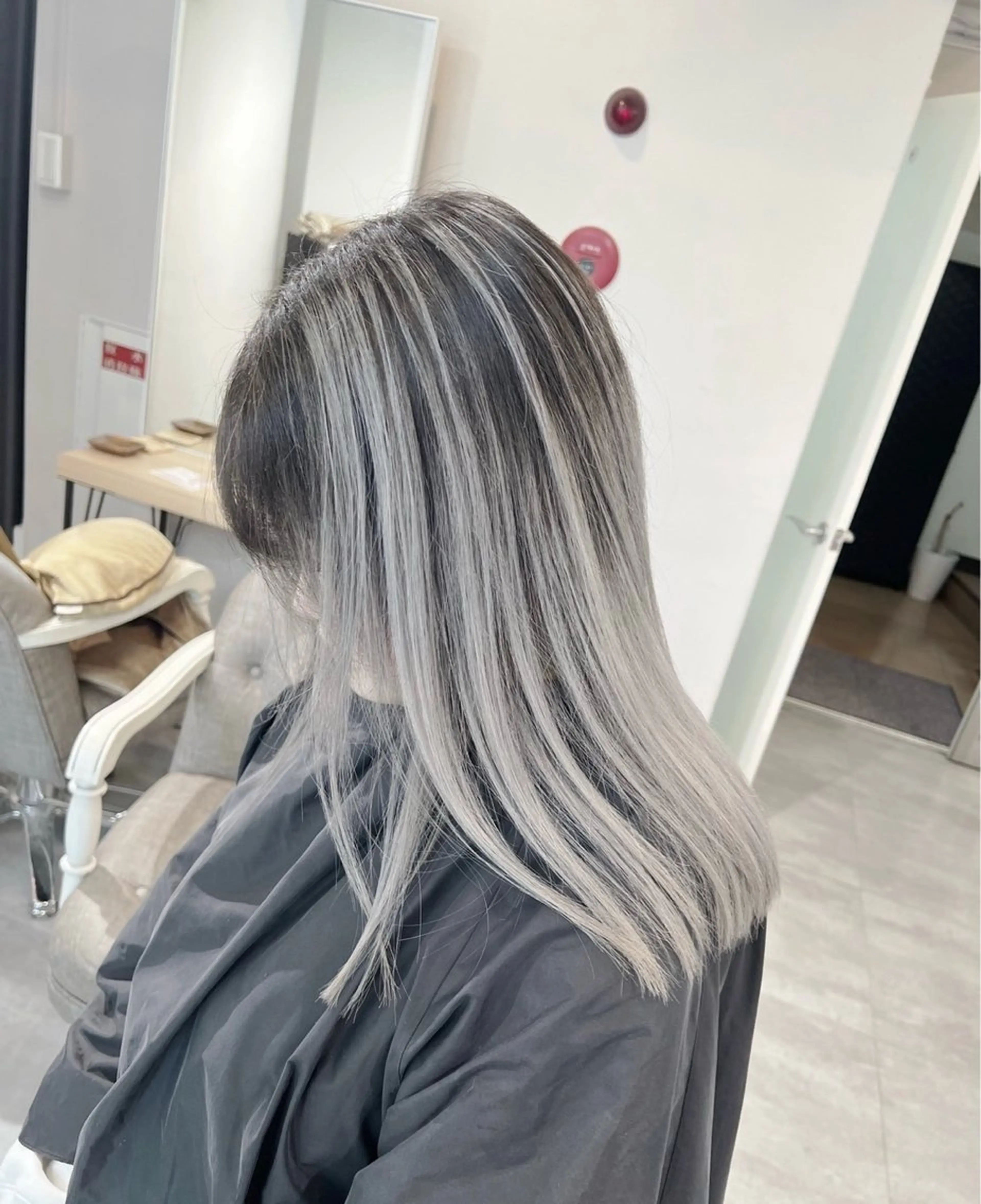 ミディアム カラー バレイヤージュ シルバー ホワイトシルバー レイヤーカット ヘアカラー トリートメント ROBIN所属・指名数No.1 /NAOYAのヘアスタイル