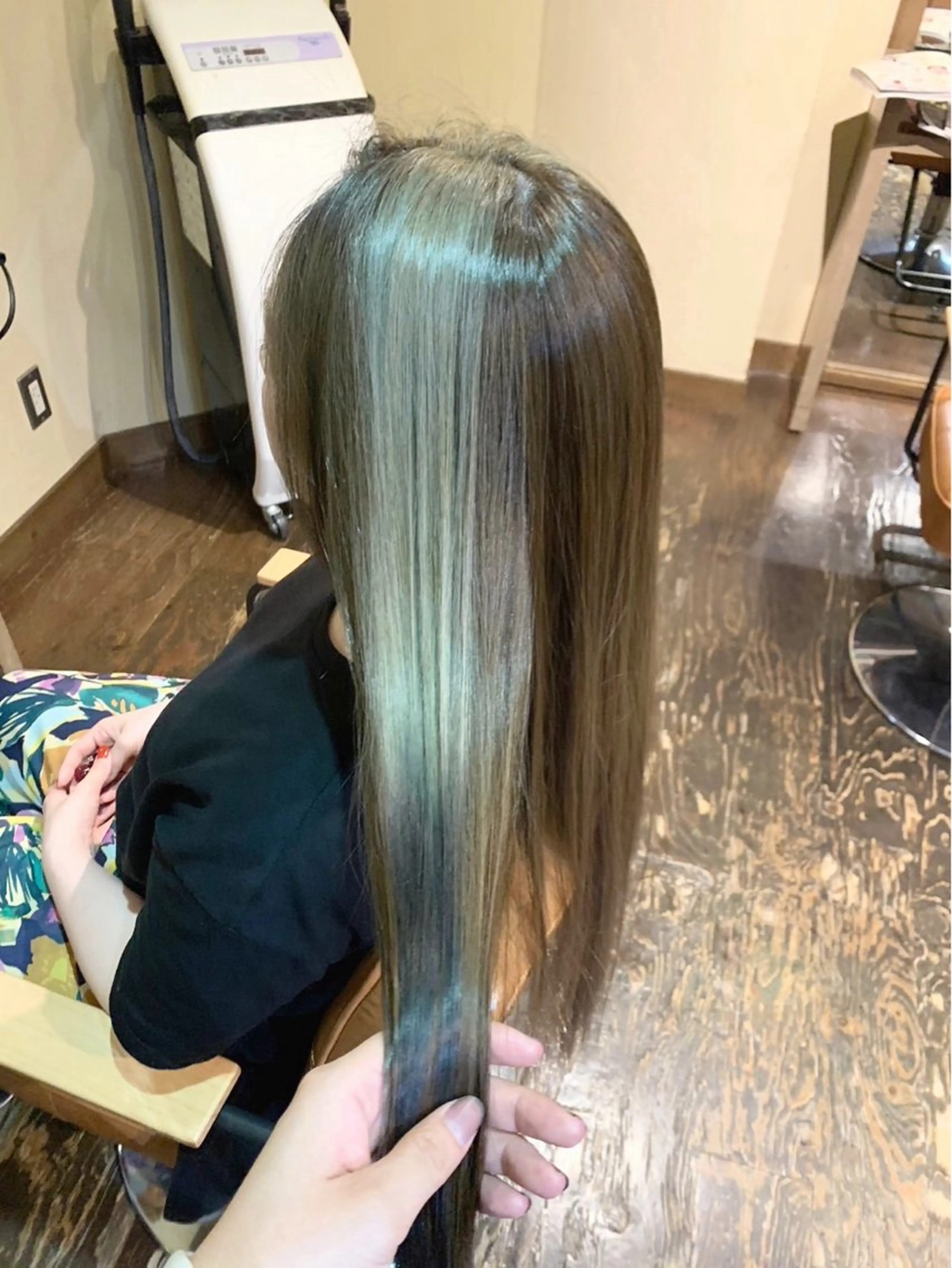ロング カラー アッシュ アッシュグレー アッシュグレージュ ベージュカラー 黒髪 ヘアカラー トリートメント saya （サヤ）のヘアスタイル