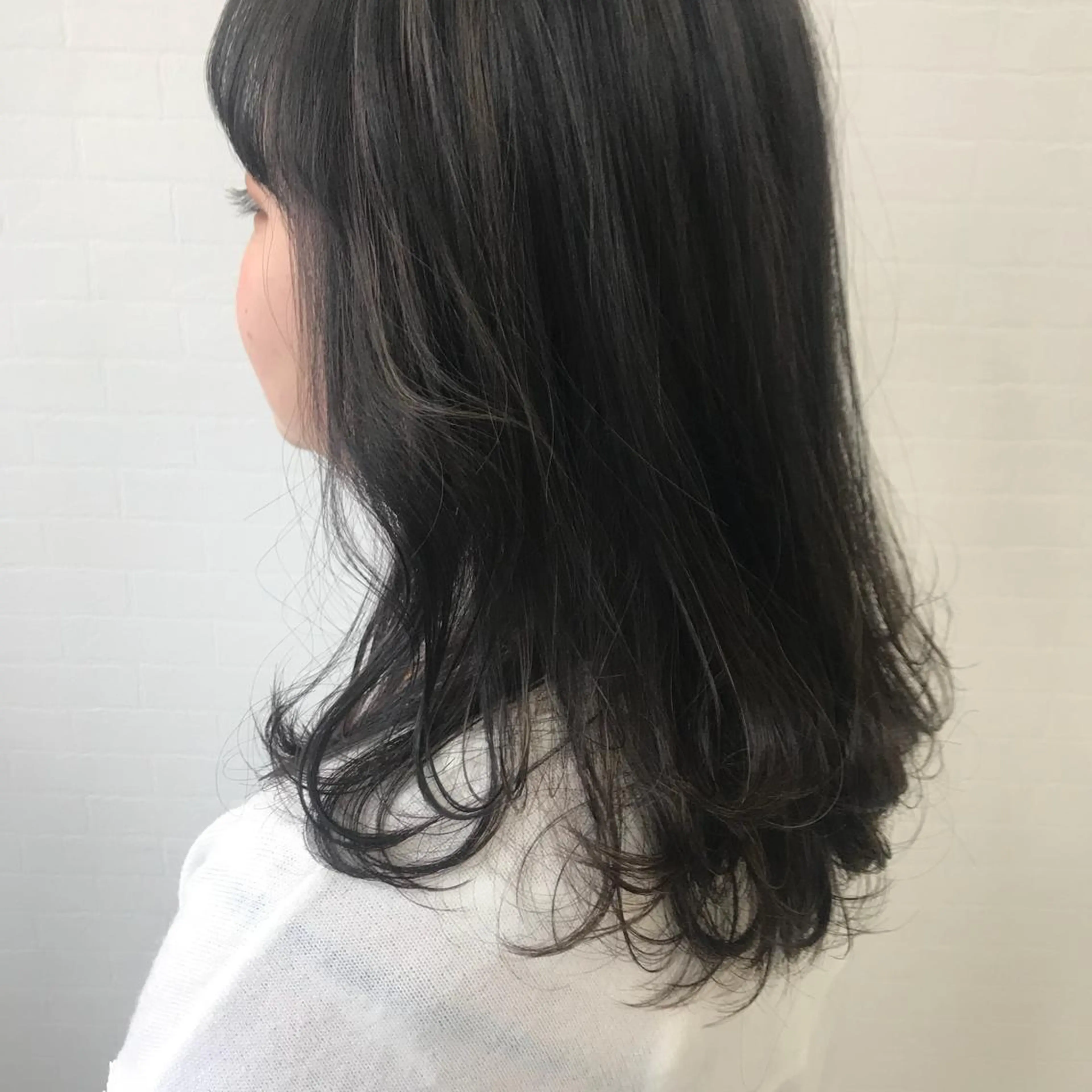 セミロング カラー オリーブ/アッシュ やわらか透明感カラーのヘアスタイル