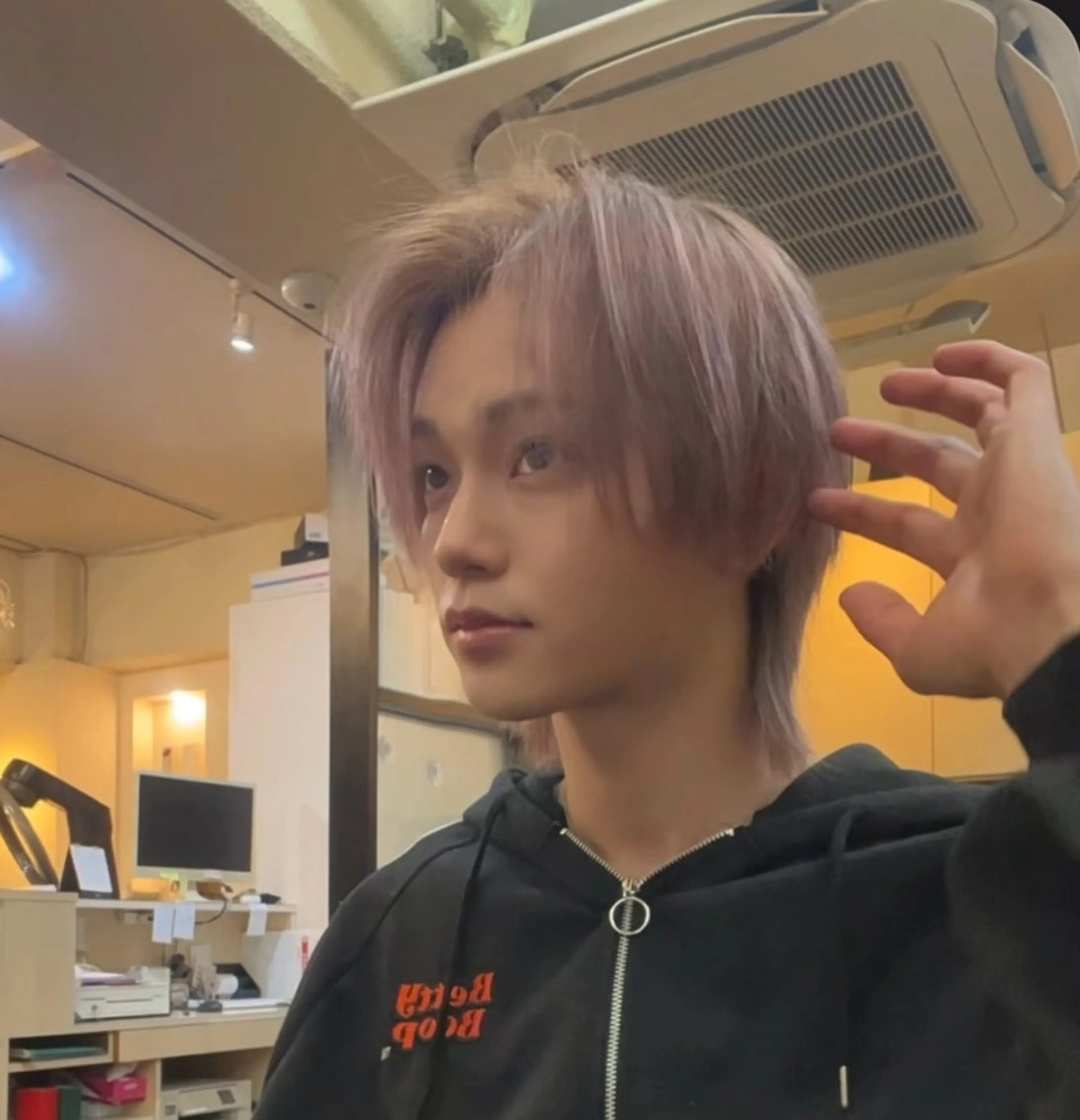 ミディアム カラー メンズ センターパート メンズウルフカット ウルフカット カット 白金/髪質改善/ダブ ルカラー/ハイトーンのヘアスタイル