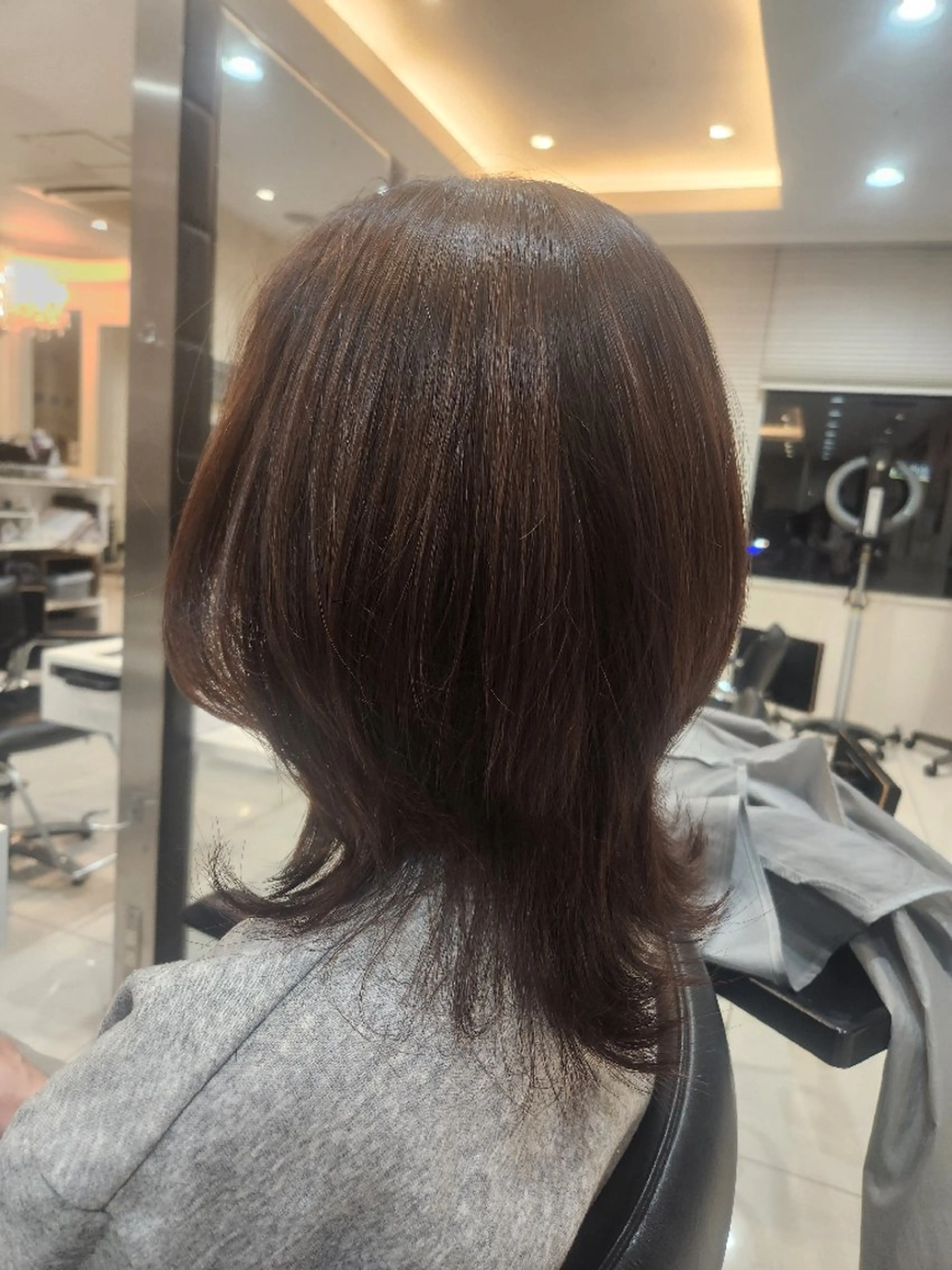 セミロング 上杉 彩佳のヘアスタイル