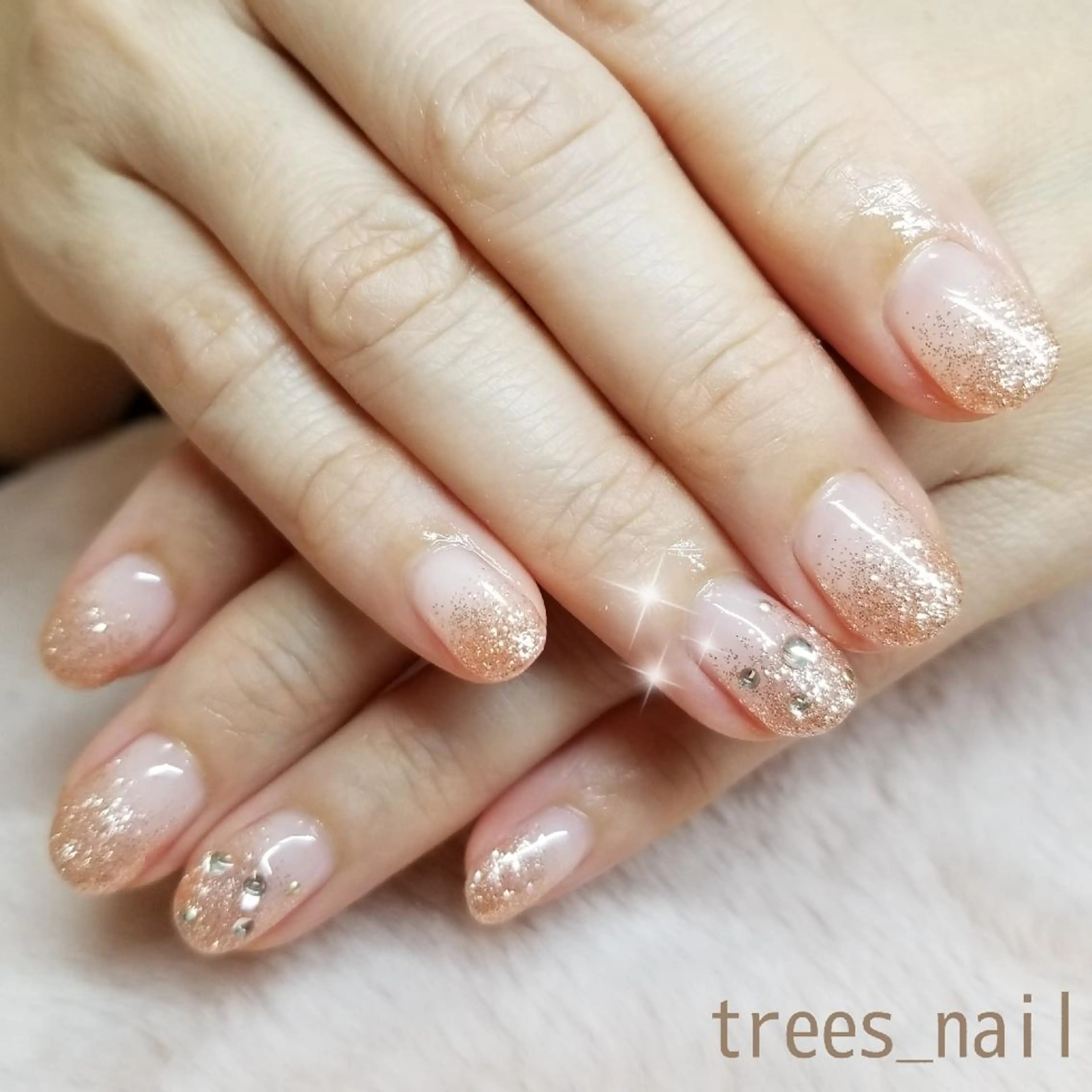 ネイル グラデーション ラメ(グリッター) ラメグラデーション シンプルネイル trees_ nailのネイルデザイン