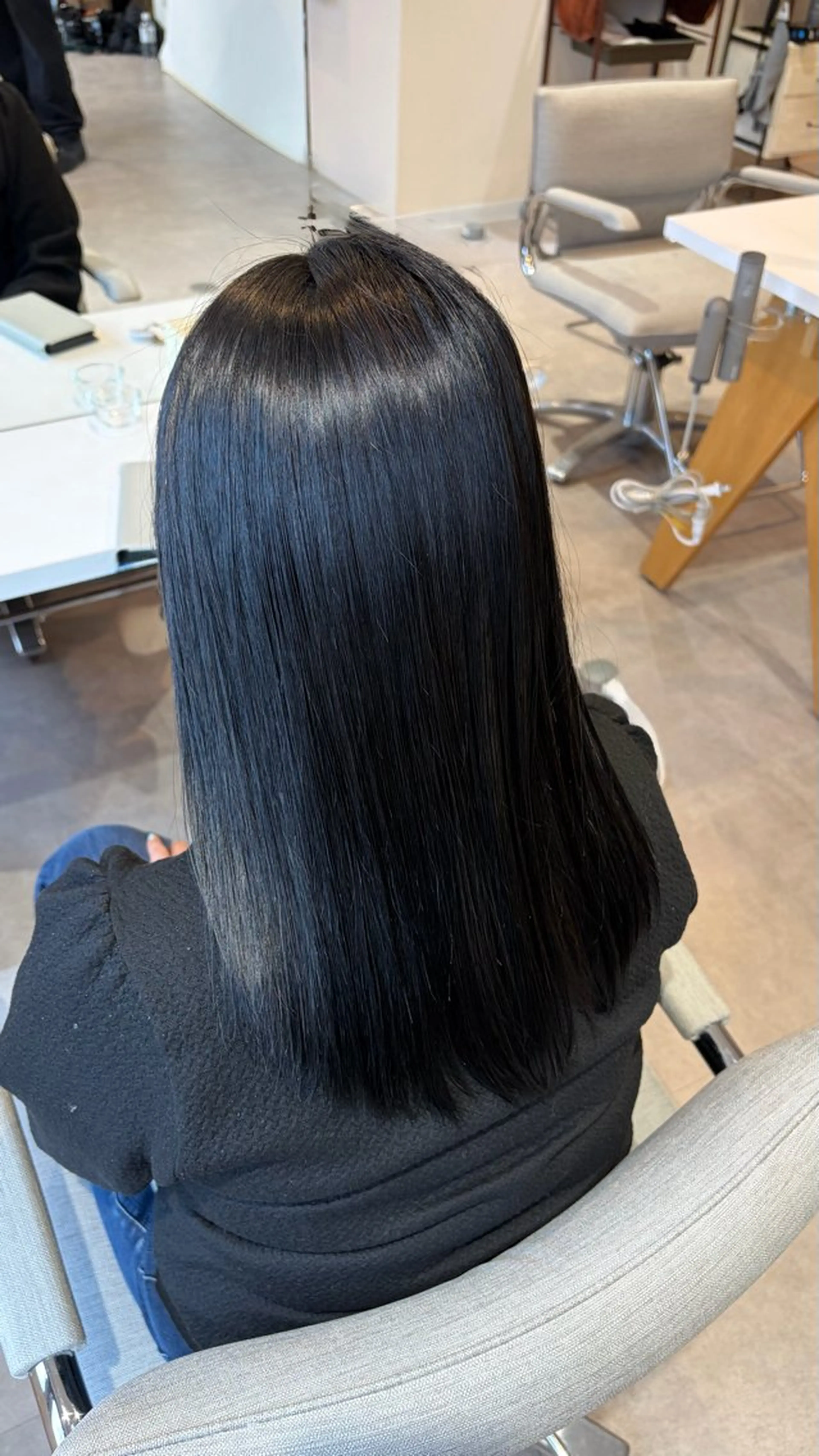 セミロング カラー 黒髪 ブルーカラー ブルーブラック 田嶋 美莉愛のヘアスタイル