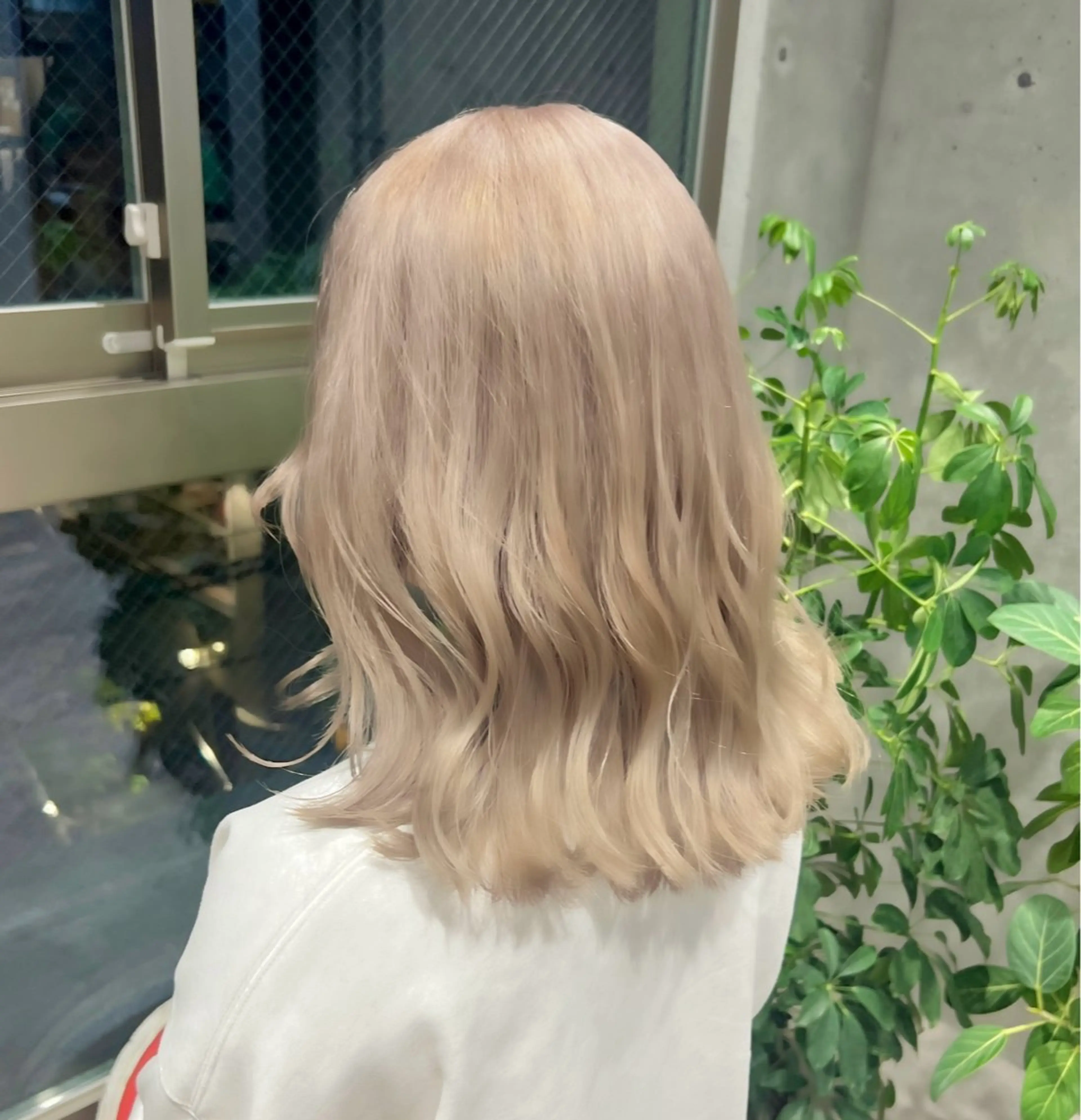 セミロング カラー ベージュカラー ブリーチ ホワイトベージュ カット ヘアカラー トリートメント 柔め透明感血色カラー 暖色/レイヤー/ゆいのヘアスタイル