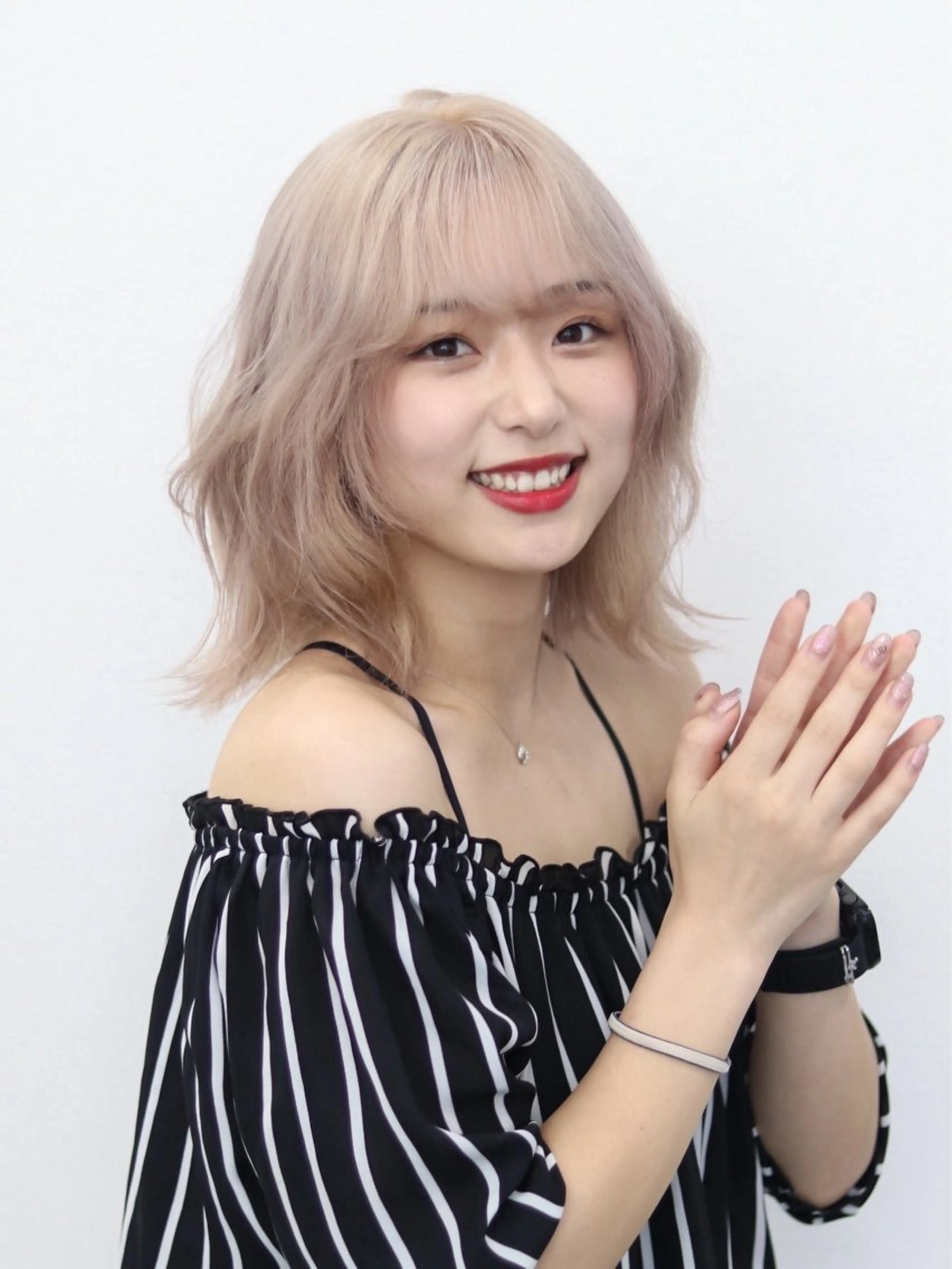 ミディアム 💙透明感カラー推し 🇰🇷ココロ🦋のヘアスタイル