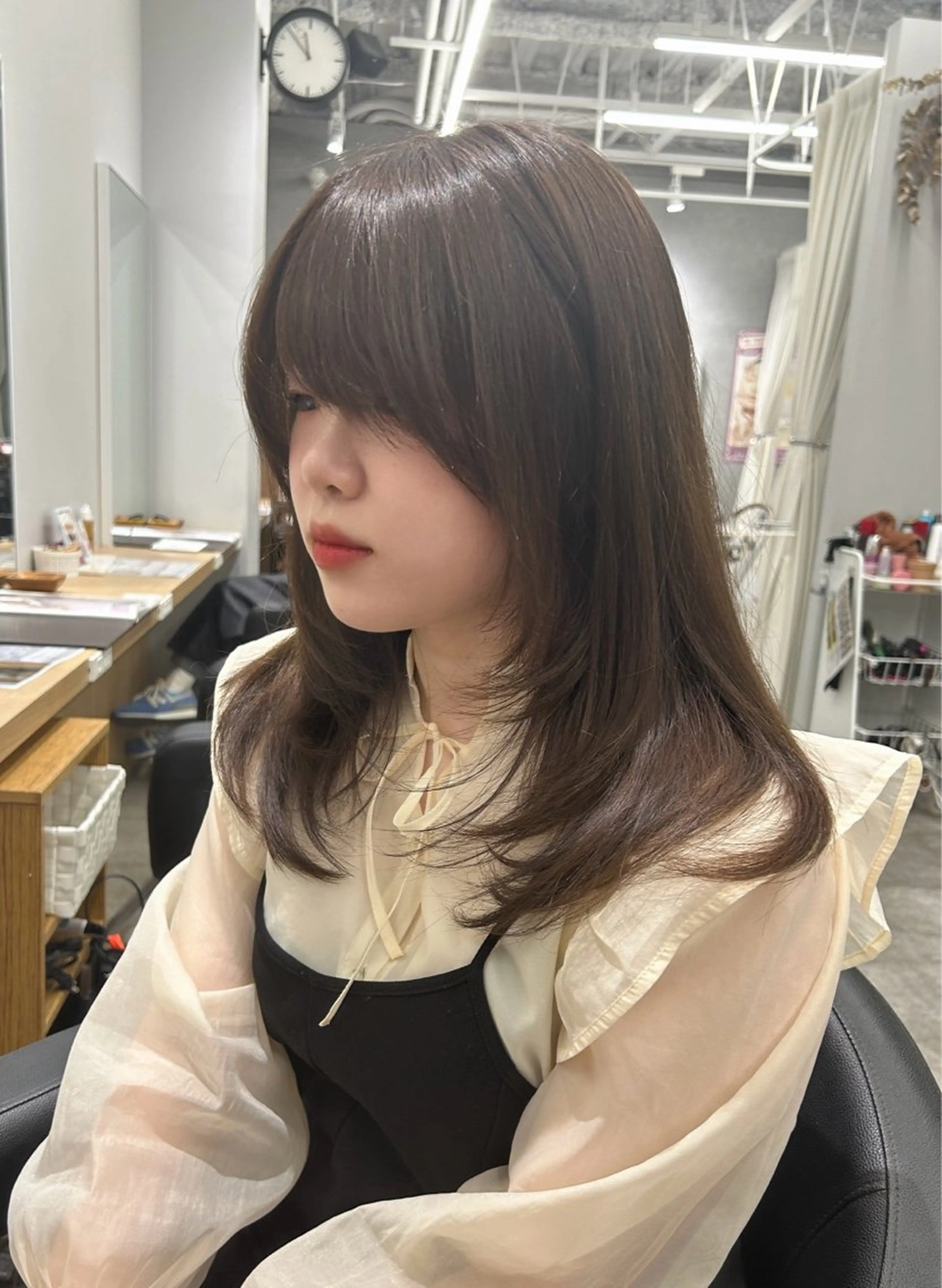 ミディアム カラー ブリーチ ブリーチなしカラー オリーブカラー 顔まわりレイヤー レイヤーカット 韓国ヘア×レイヤー カット/上田丈也のヘアスタイル