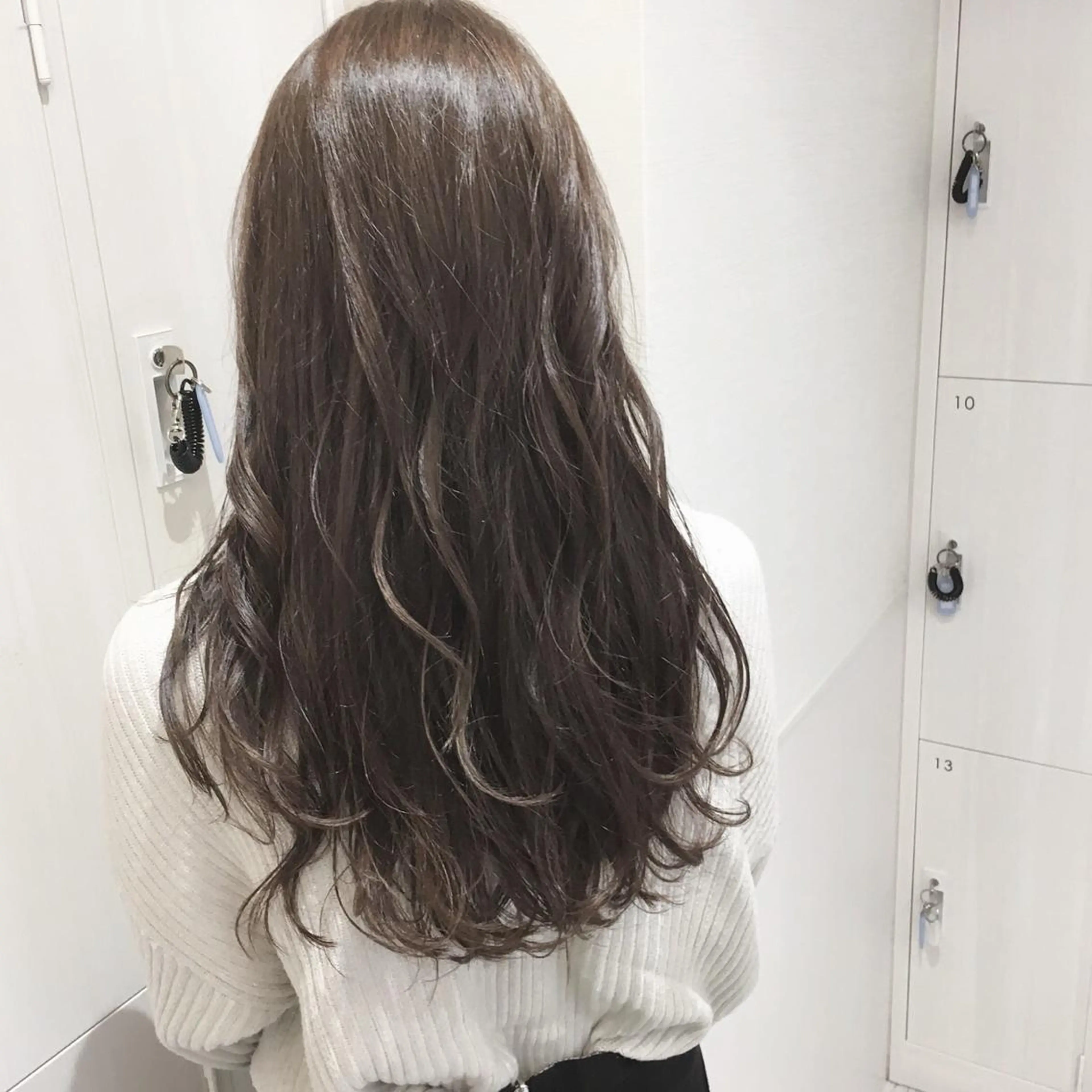 ロング カラー ショコラグレージュ グレージュ イルミナカラー 三鷹で1番ショート ボブをカットする新谷のヘアスタイル