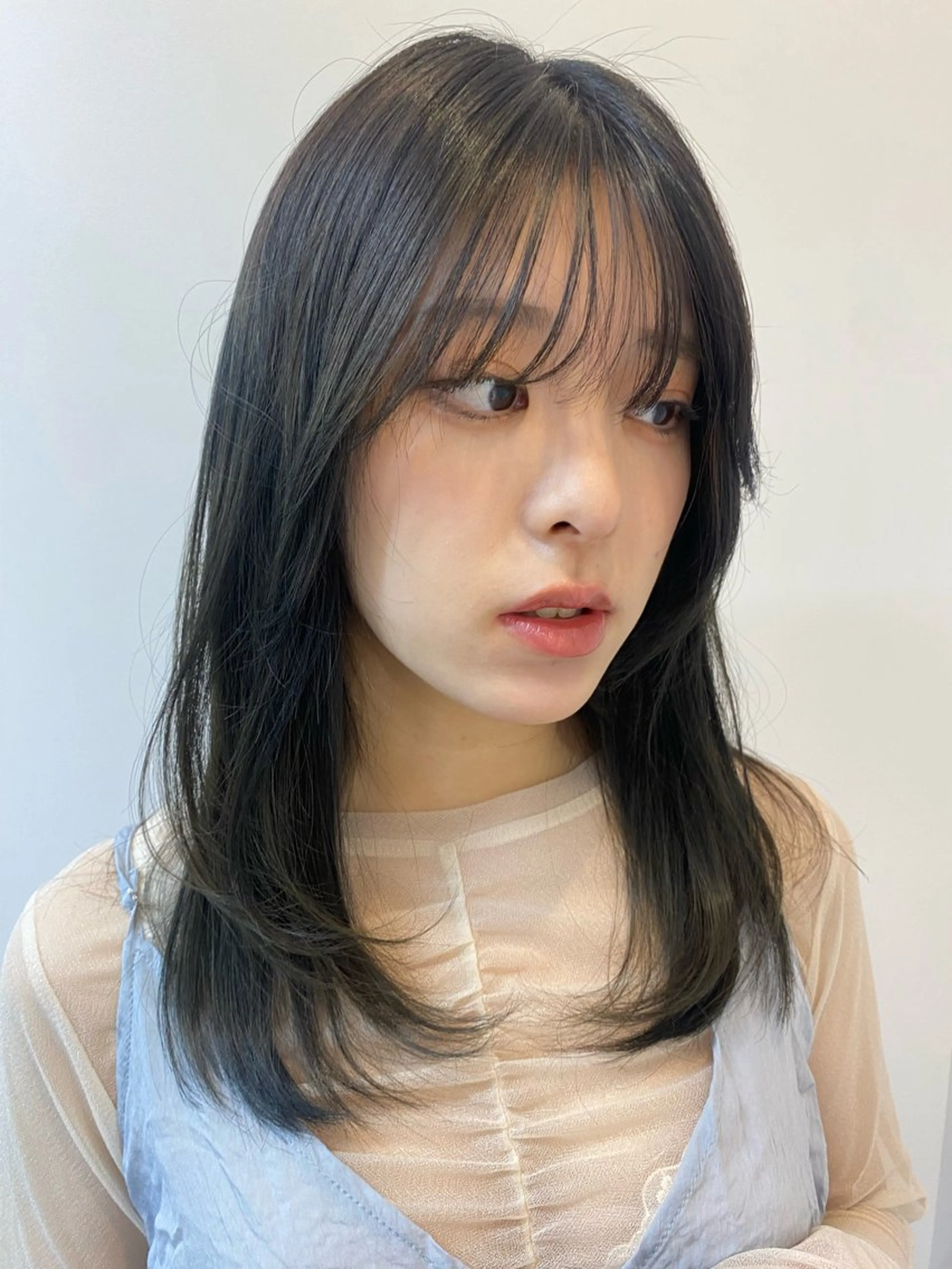 セミロング レイヤーカット 艶髪/透明感/ 三宅晴香のヘアスタイル