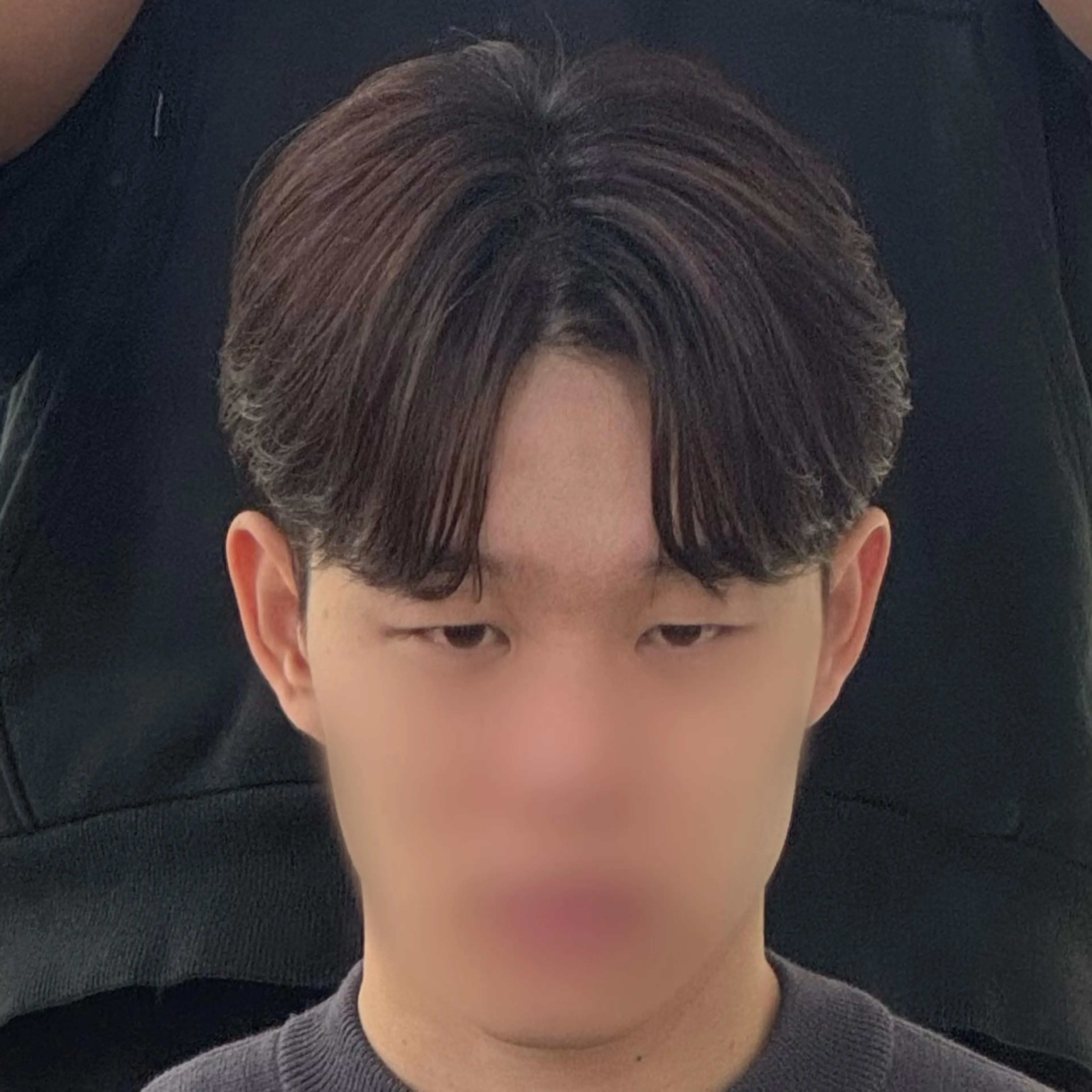 ショート カラー パーマ メンズ センターパート ダウンパーマ カルマパーマ メンズパーマ ニュアンスパーマ カット パーマ トリートメント ヘアセット 森下 佑大のヘアスタイル